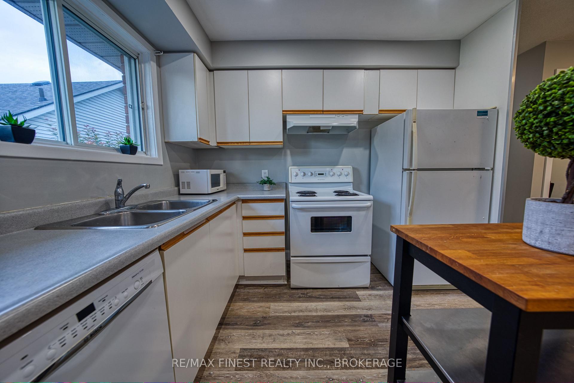Photo 5 of 941 Warburton Crescent, Kingston, East Gardiners Rd — HOMEH