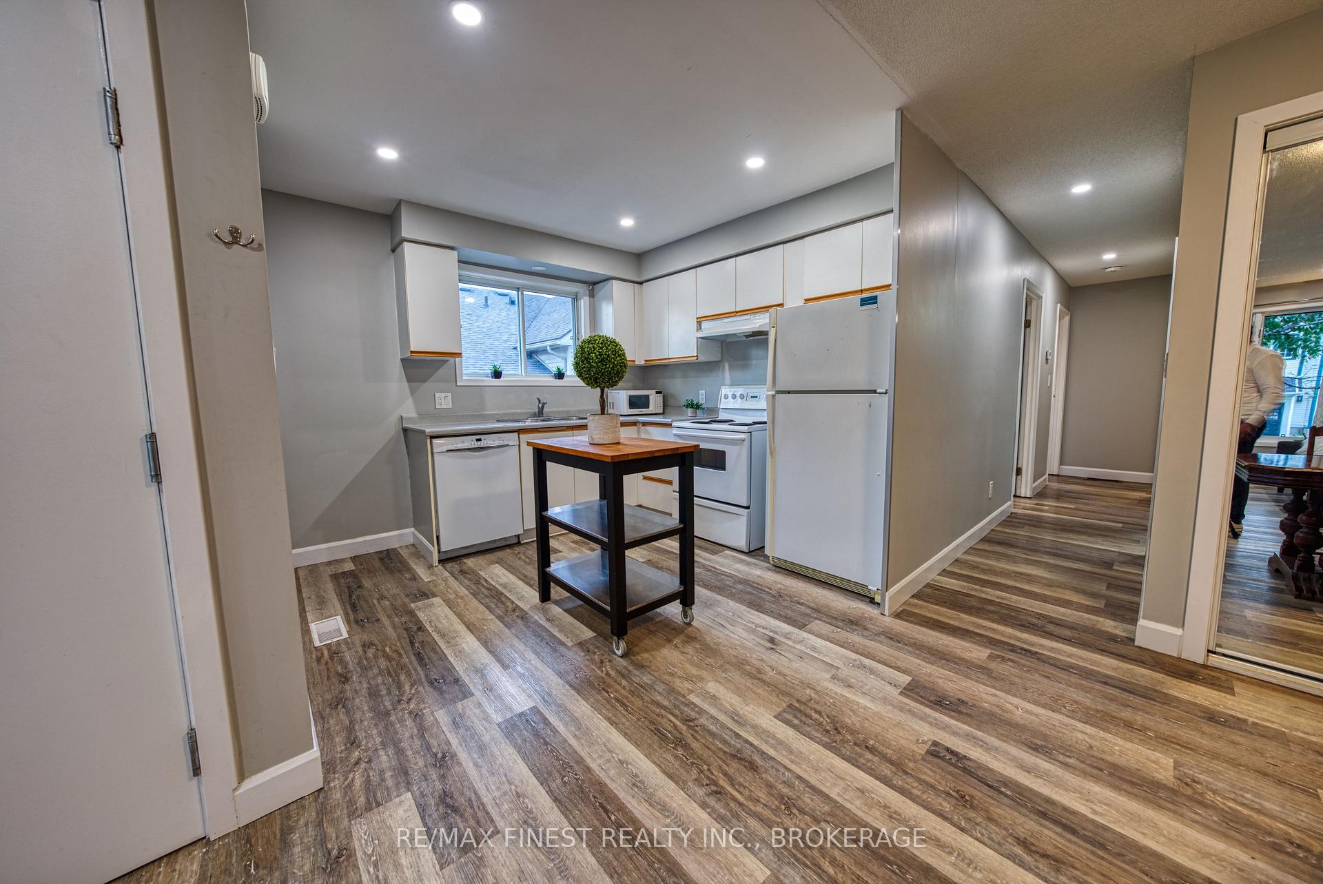 Photo 7 of 941 Warburton Crescent, Kingston, East Gardiners Rd — HOMEH