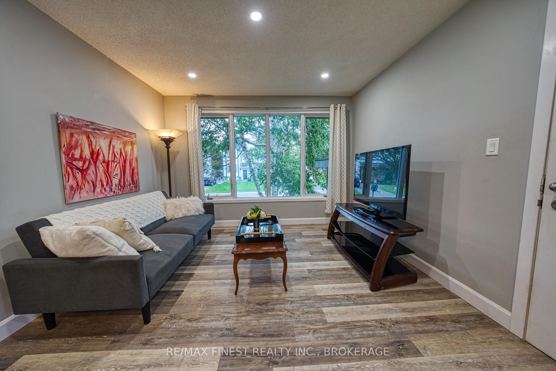 Photo 10 of 941 Warburton Crescent, Kingston, East Gardiners Rd — HOMEH