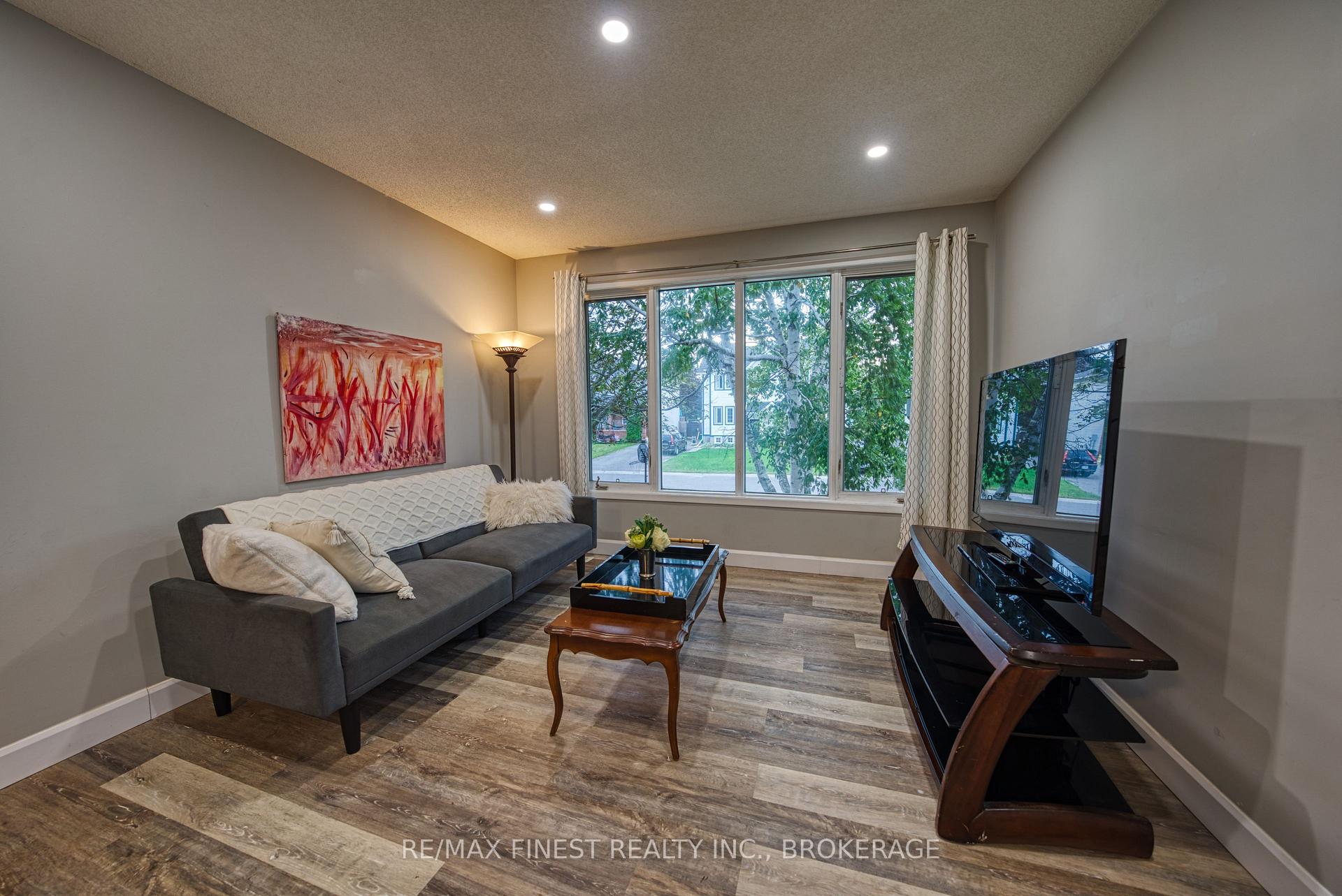 Photo 11 of 941 Warburton Crescent, Kingston, East Gardiners Rd — HOMEH