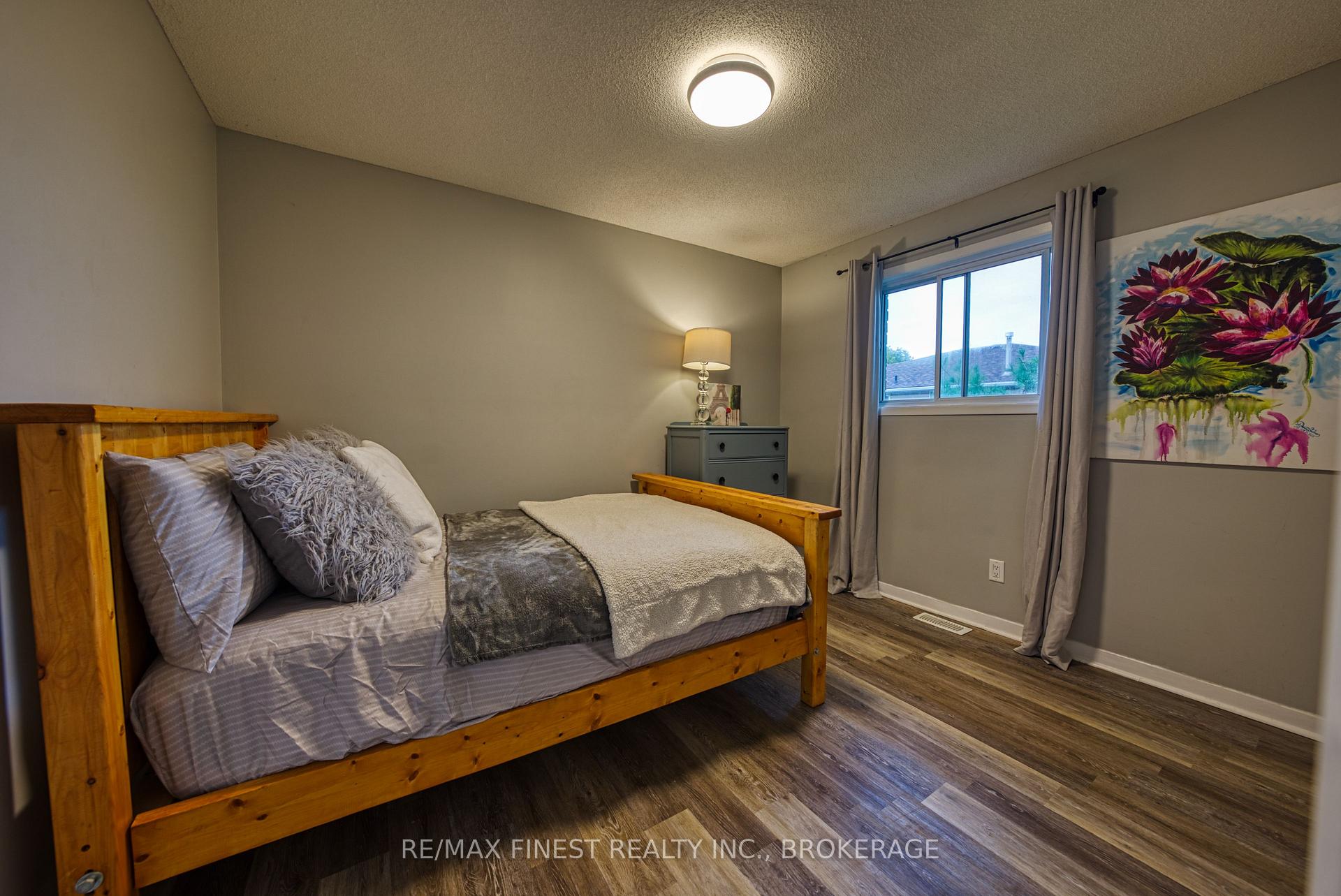 Photo 15 of 941 Warburton Crescent, Kingston, East Gardiners Rd — HOMEH