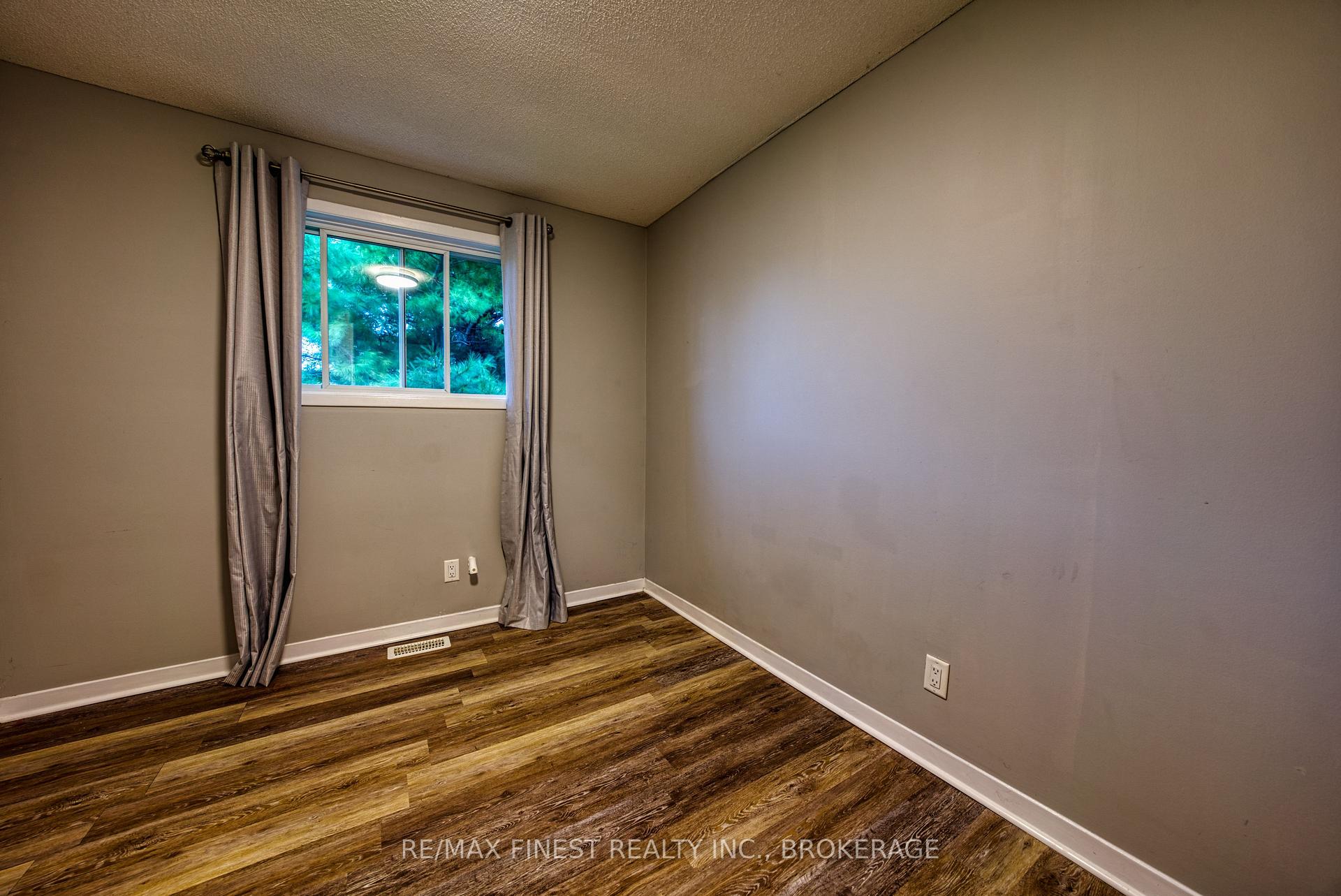 Photo 16 of 941 Warburton Crescent, Kingston, East Gardiners Rd — HOMEH
