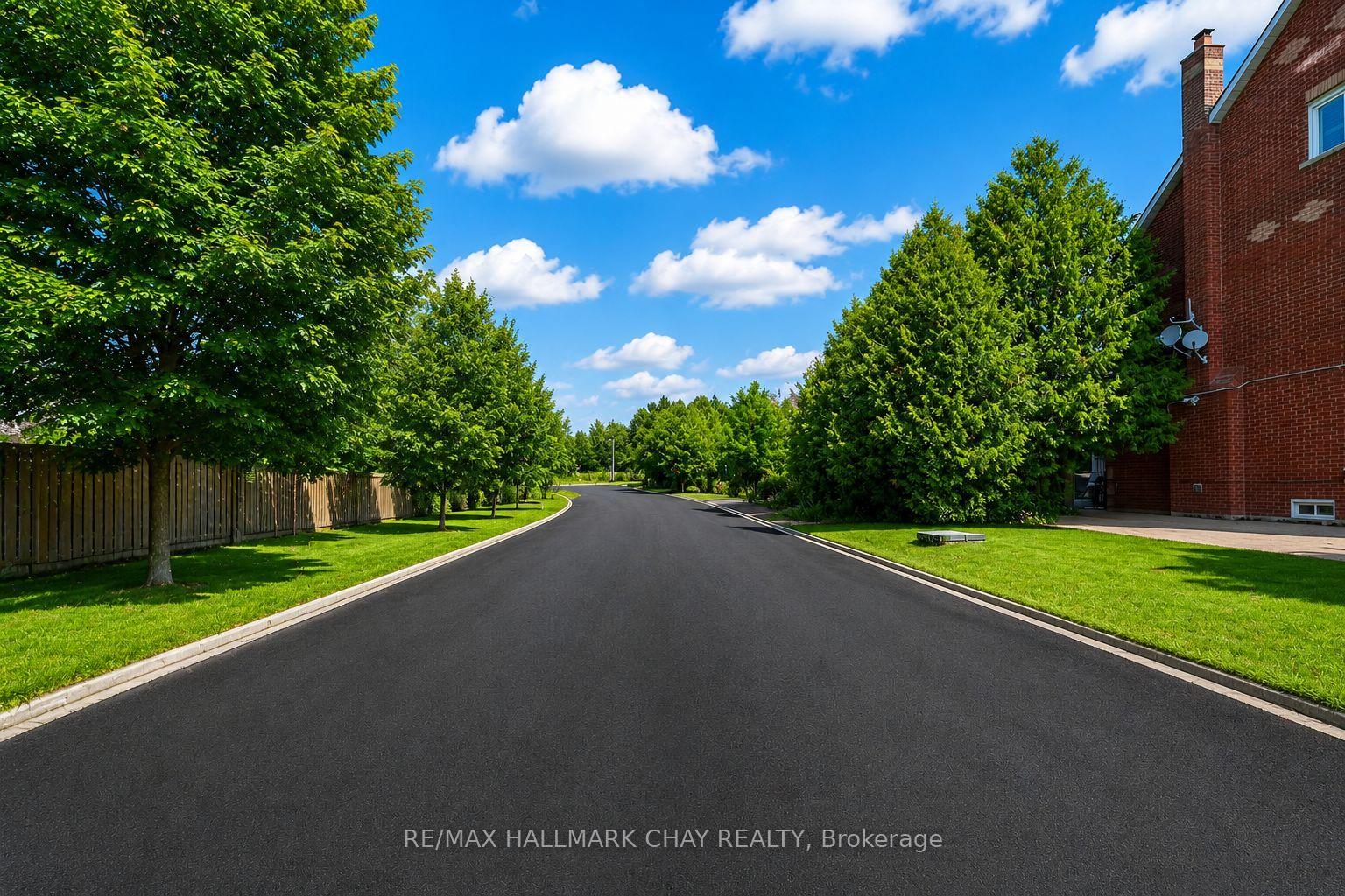 Photo 4 of 9 Tower Court, Richmond Hill, Oak Ridges — HOMEH