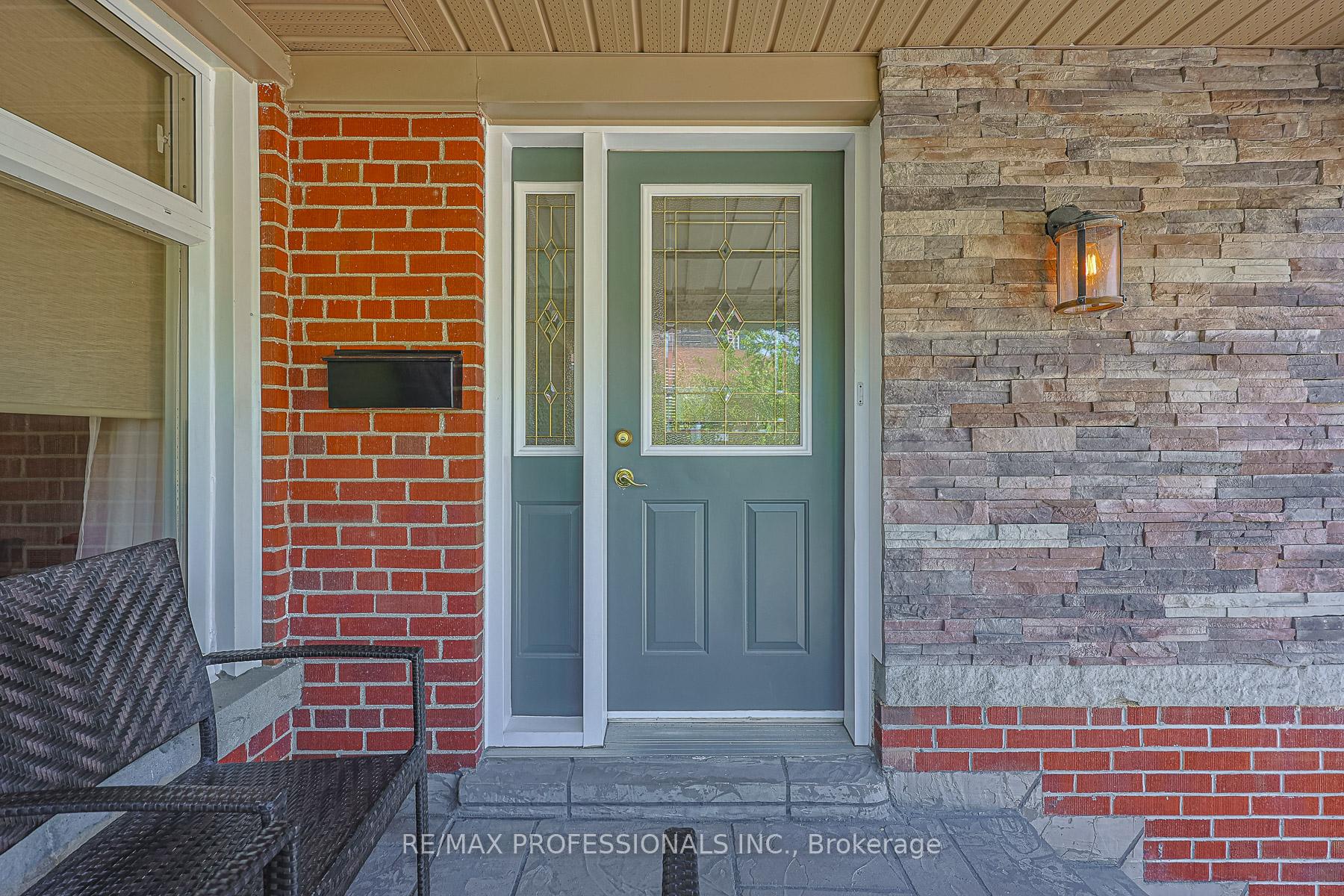 Photo 3 of 39 Sealcove Drive, Etobicoke, Etobicoke West Mall — HOMEH