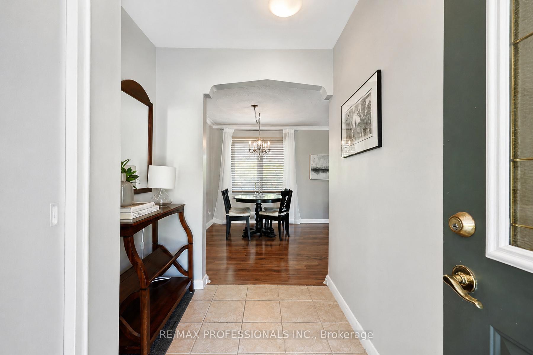 Photo 4 of 39 Sealcove Drive, Etobicoke, Etobicoke West Mall — HOMEH