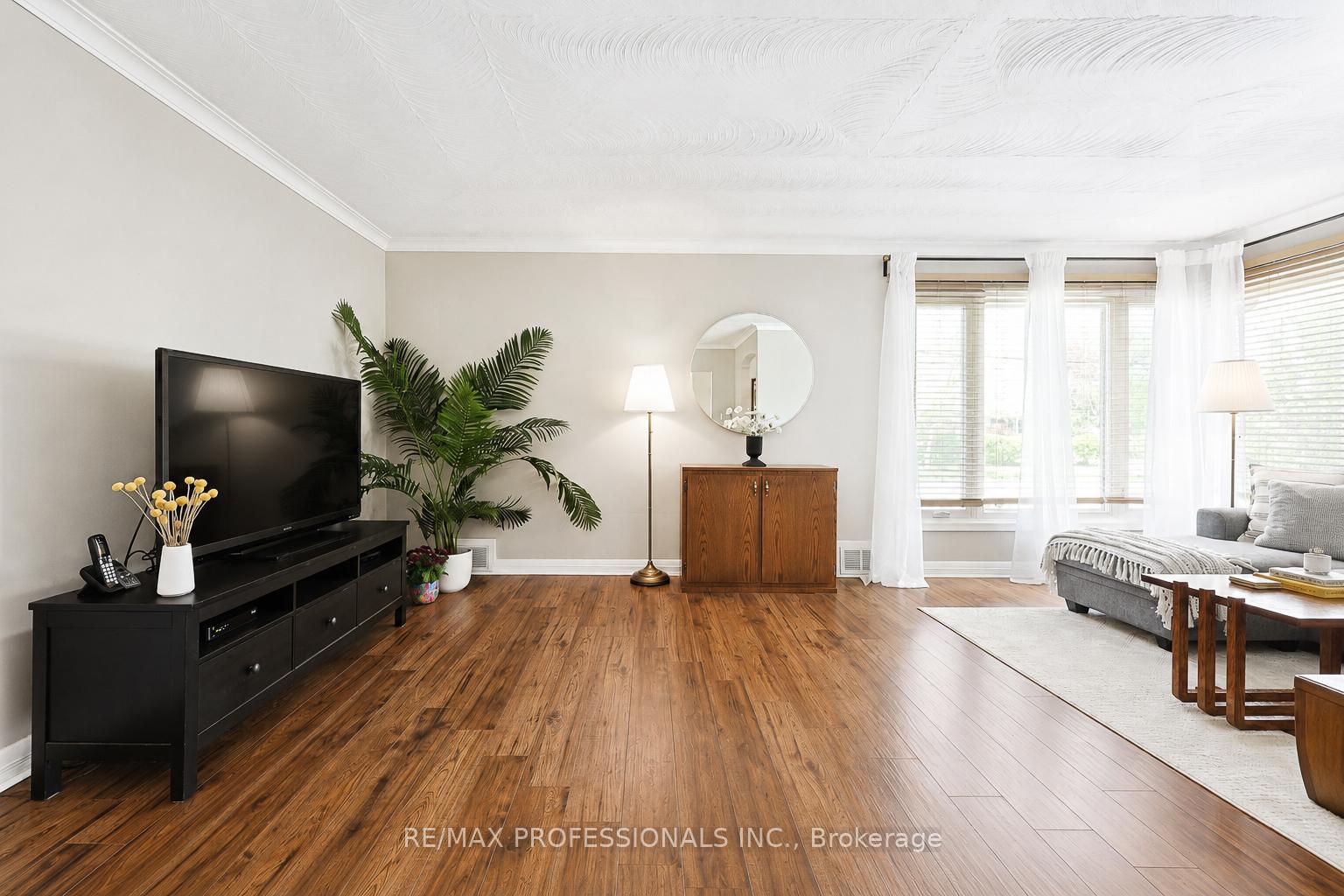Photo 10 of 39 Sealcove Drive, Etobicoke, Etobicoke West Mall — HOMEH