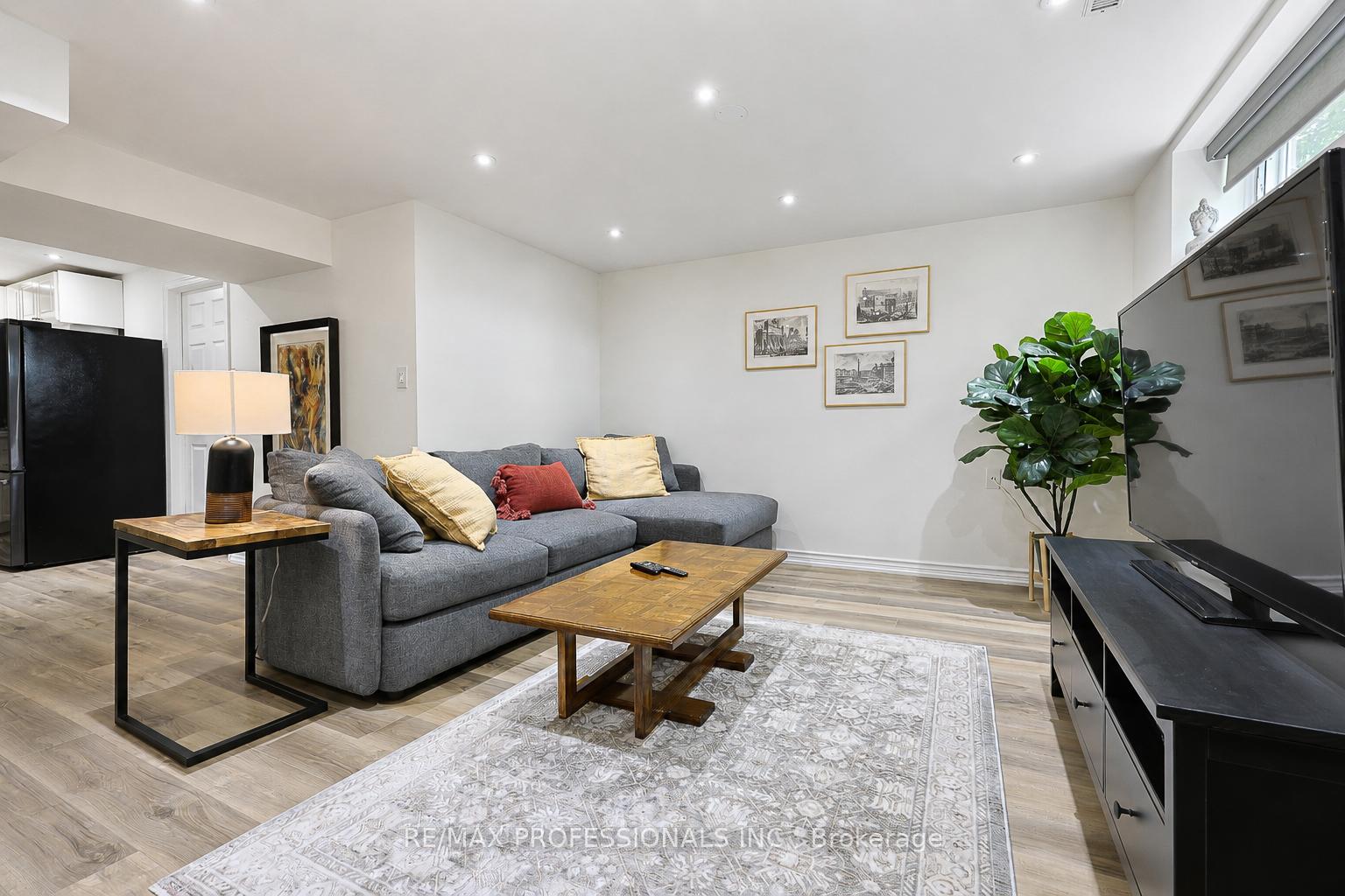Photo 36 of 39 Sealcove Drive, Etobicoke, Etobicoke West Mall — HOMEH