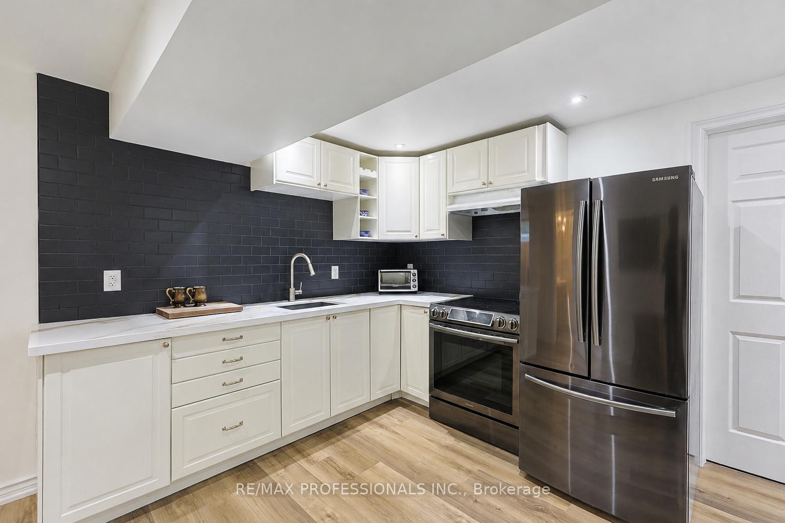 Photo 38 of 39 Sealcove Drive, Etobicoke, Etobicoke West Mall — HOMEH