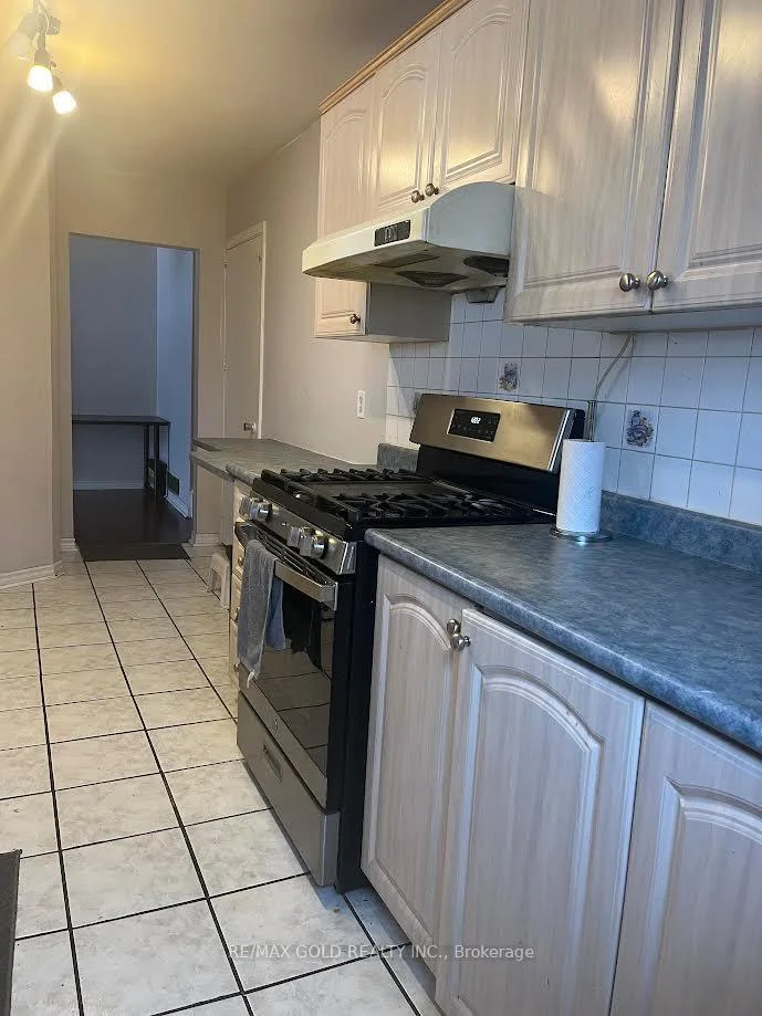 Photo 10 of Unit Upper, 7 Forsythia Road, Brampton, Southgate — HOMEH
