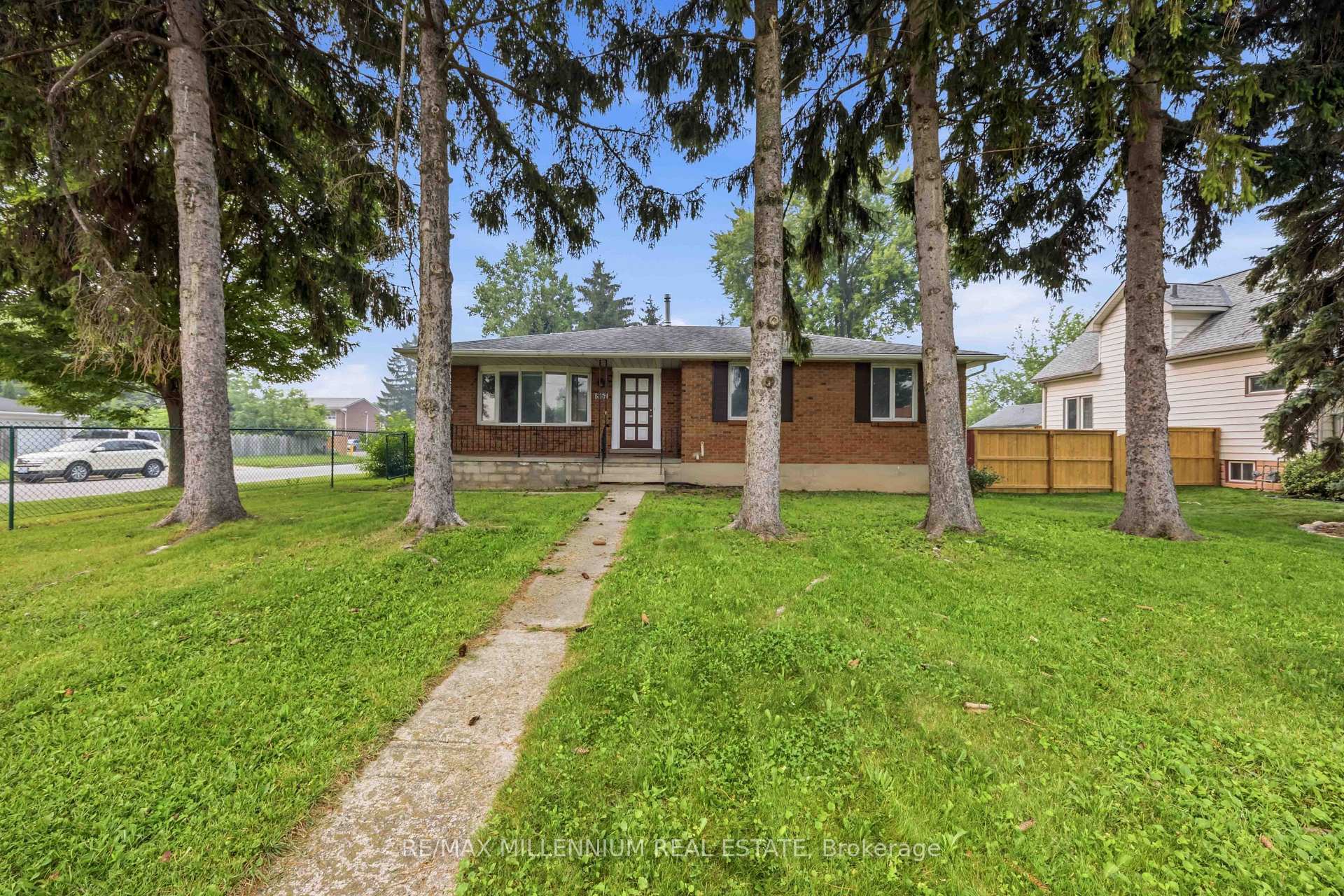 Photo 2 of 867 Wellington Street, Sarnia — HOMEH