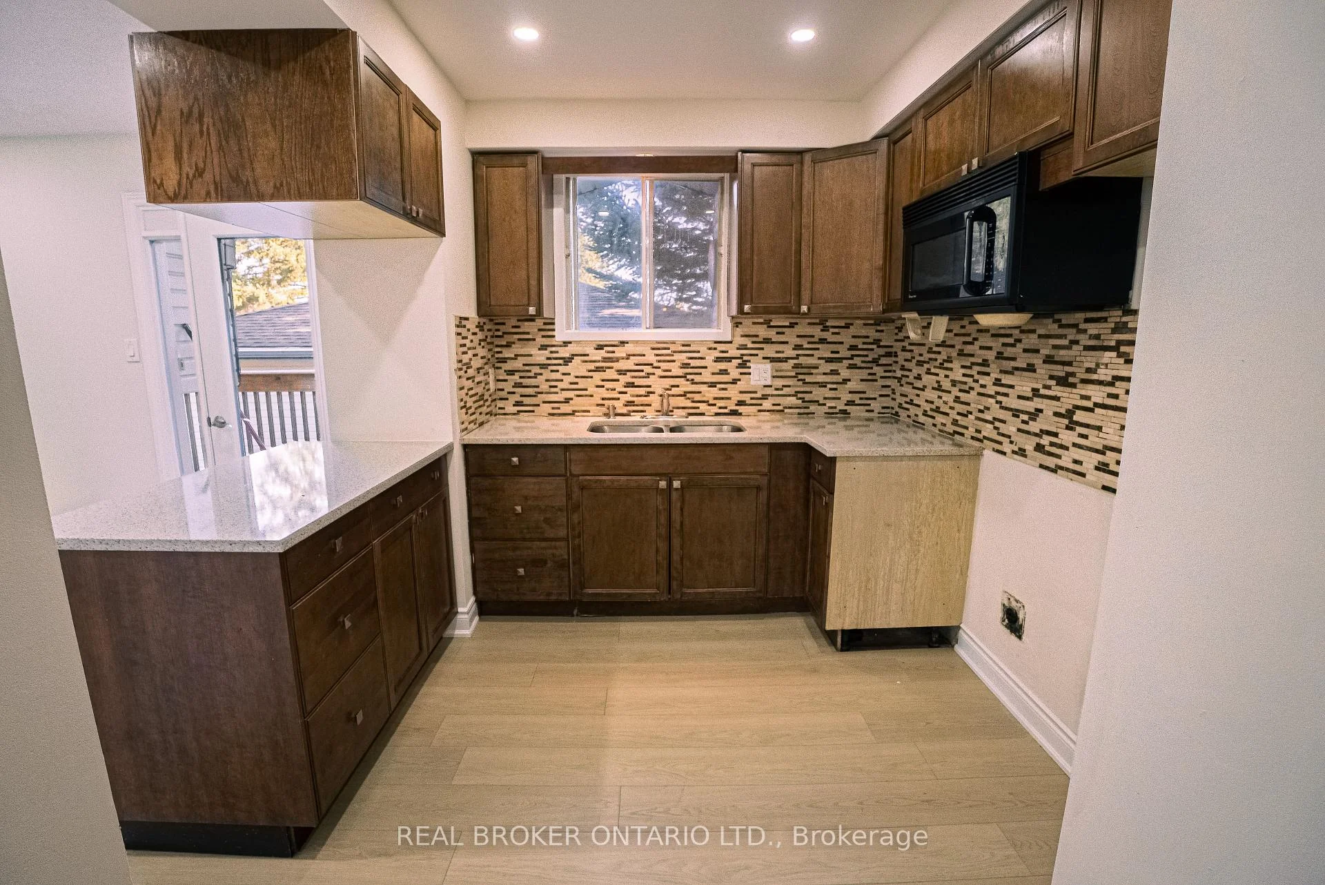 Photo 10 of 5 Nathaniel Crescent, Kitchener, Pioneer Park — HOMEH