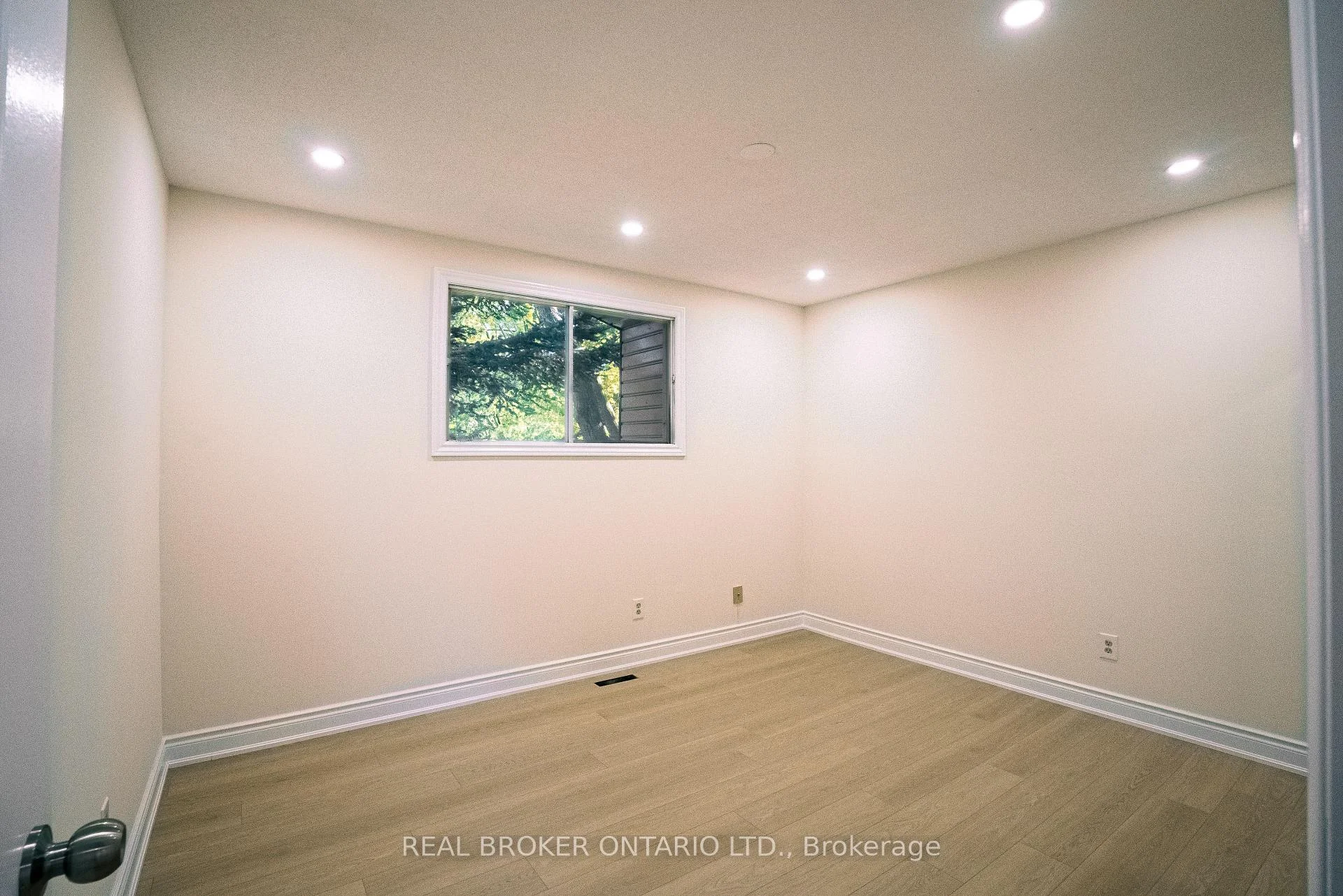 Photo 20 of 5 Nathaniel Crescent, Kitchener, Pioneer Park — HOMEH