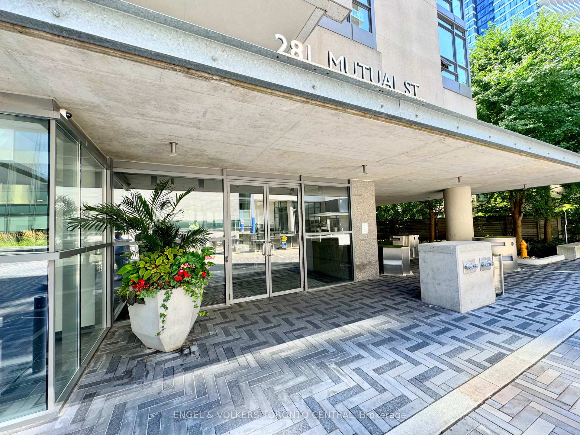 Front of Unit 306, 281 Mutual Street