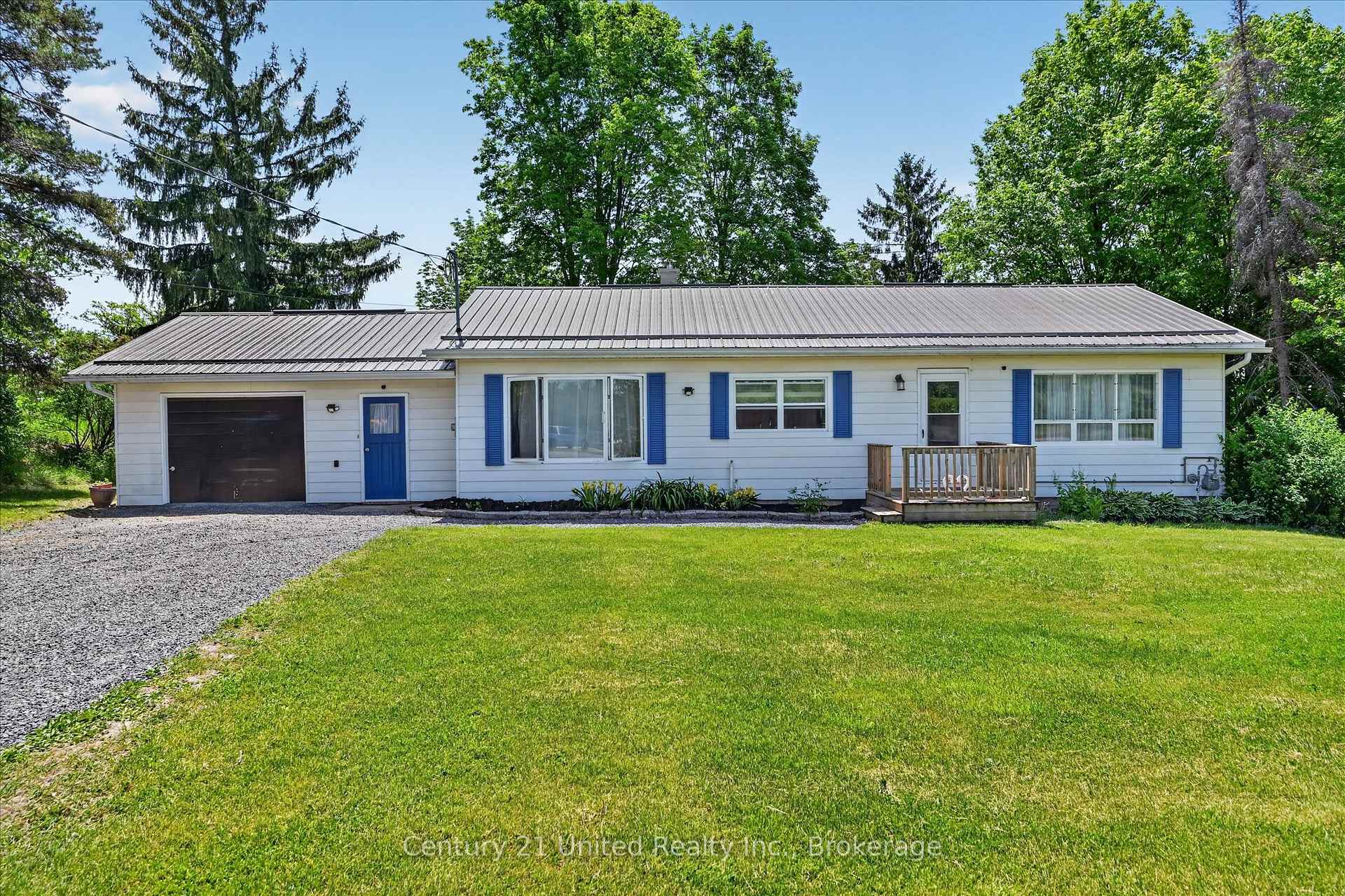 Photo of 323 St Lawrence Street W