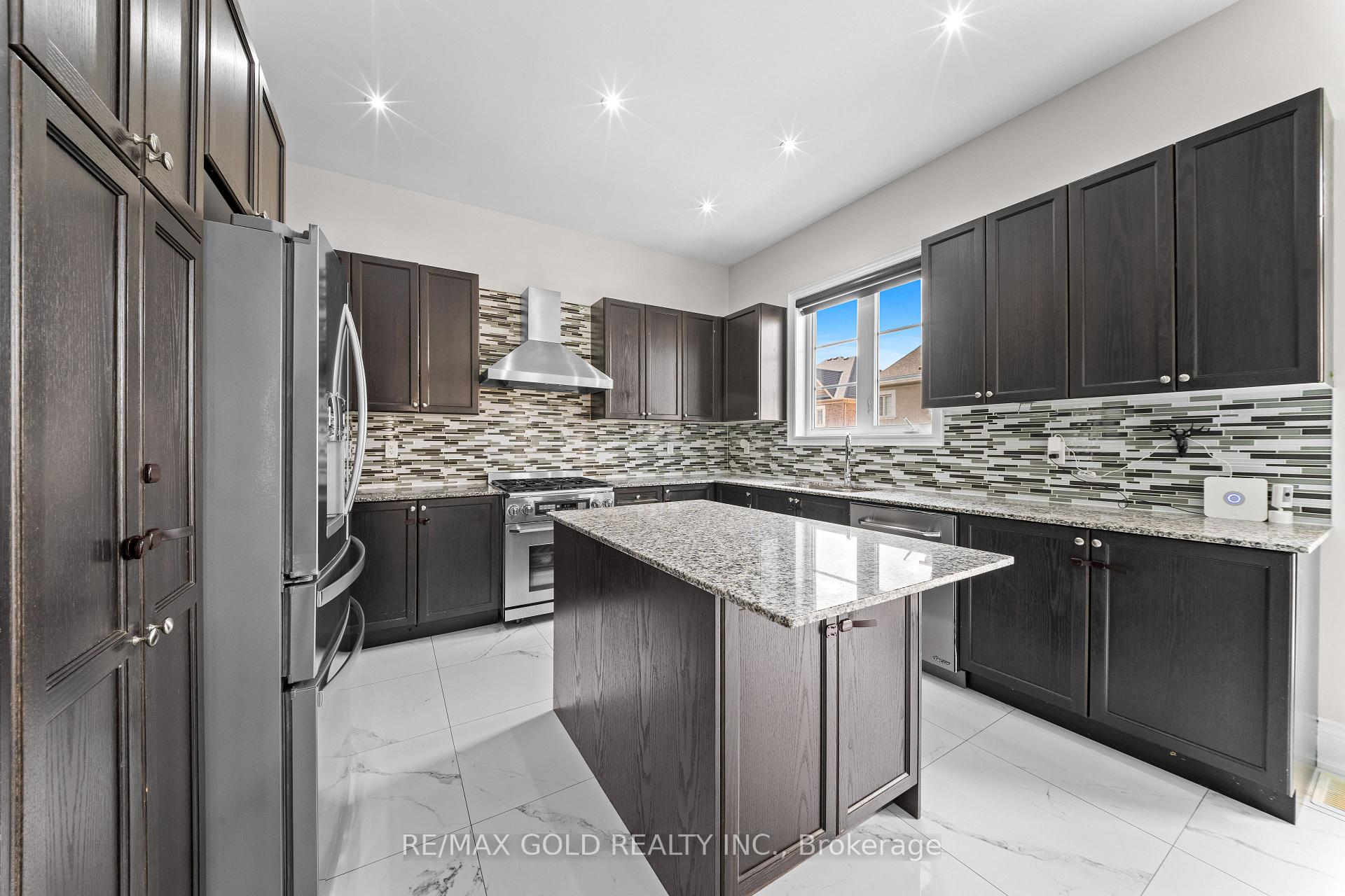 Photo 10 of 54 Gordon Randle Drive, Brampton, Toronto Gore Rural Estate — HOMEH