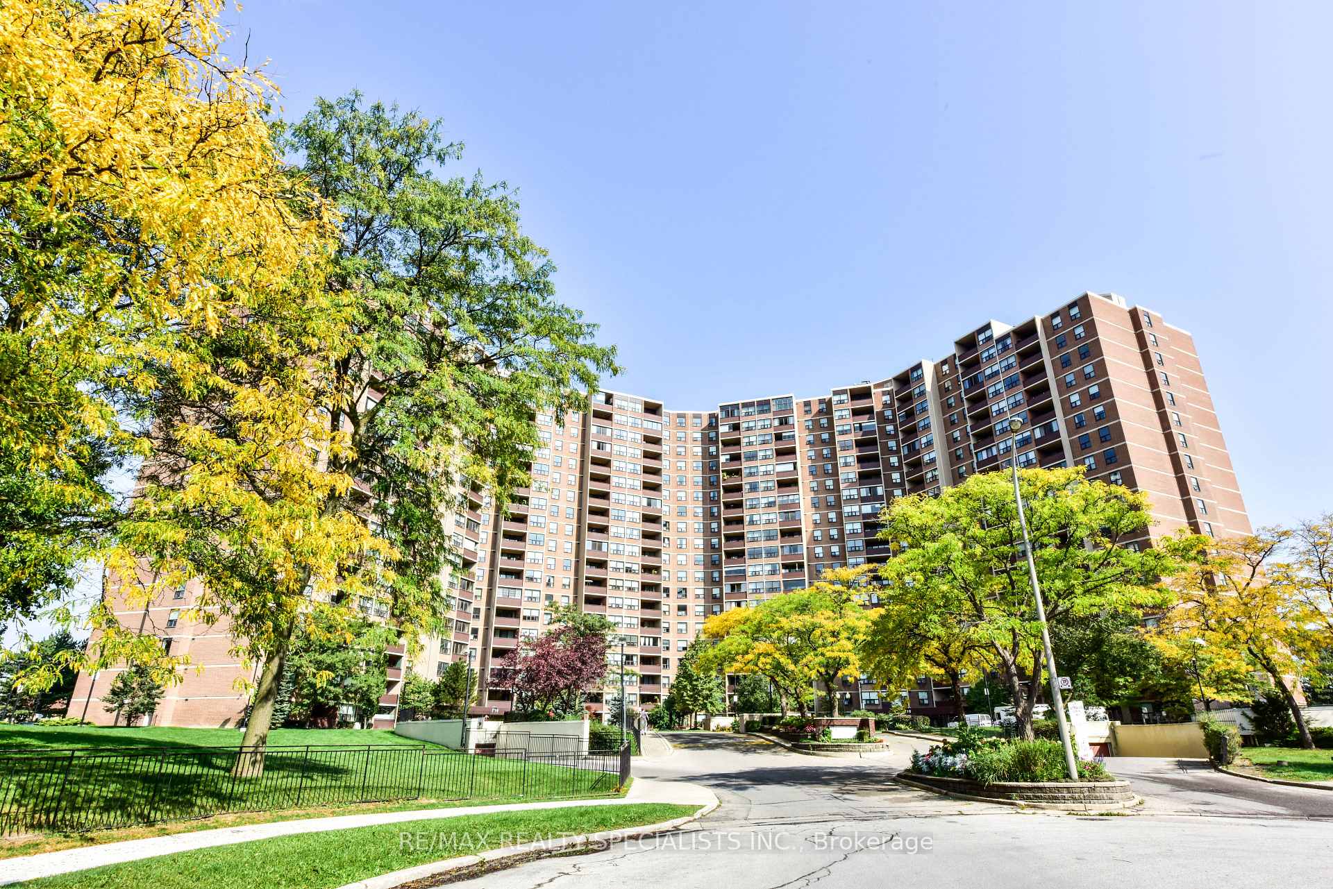 Photo 5 of Unit PH2005, 716 The West Mall, Etobicoke, Eringate-Centennial-West Deane — HOMEH