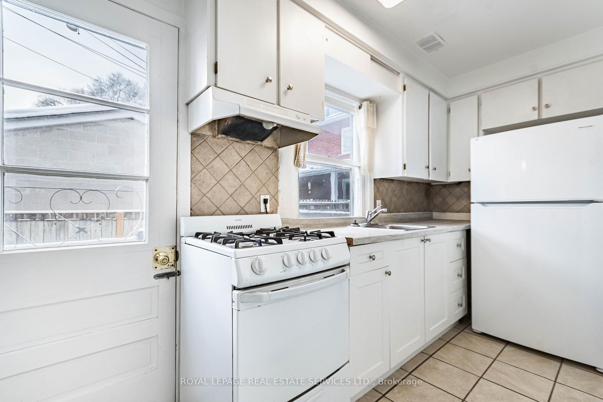 Photo 4 of 740 Lansdowne Avenue, Toronto, Dovercourt-Wallace Emerson-Junction — HOMEH