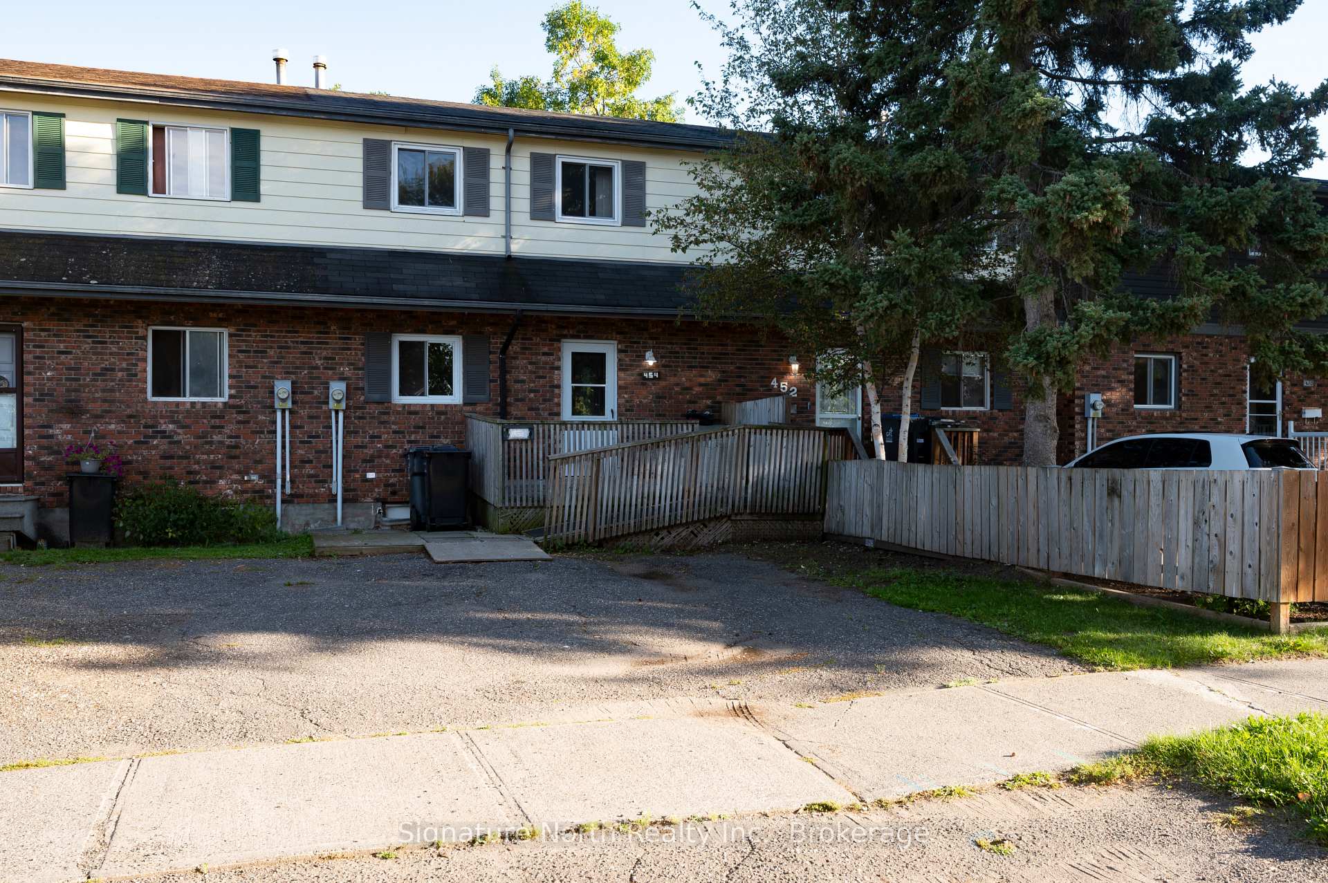 Front of 454 Wentworth Crescent