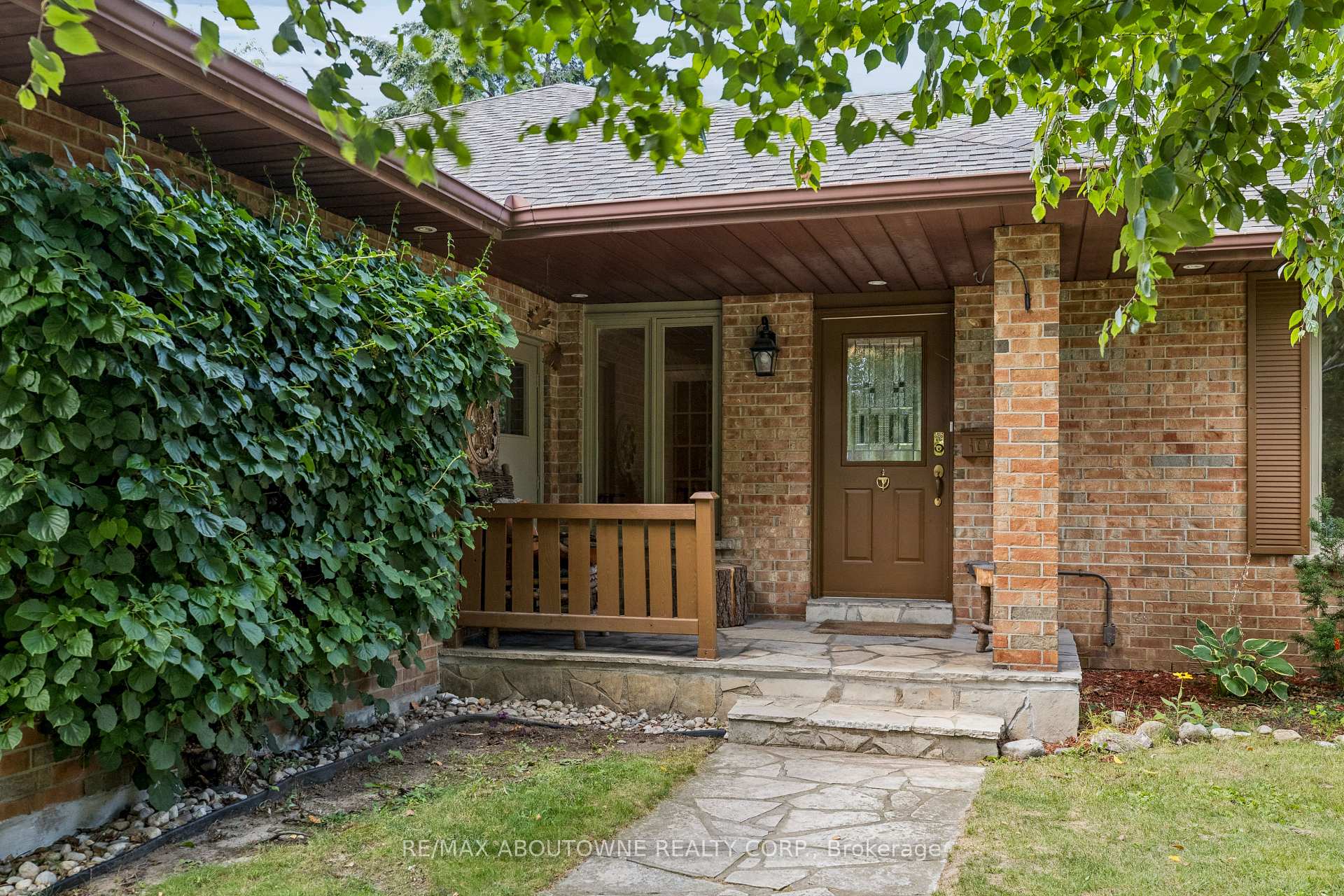 Photo 5 of 2285 Dunedin Road, Oakville, Ford — HOMEH