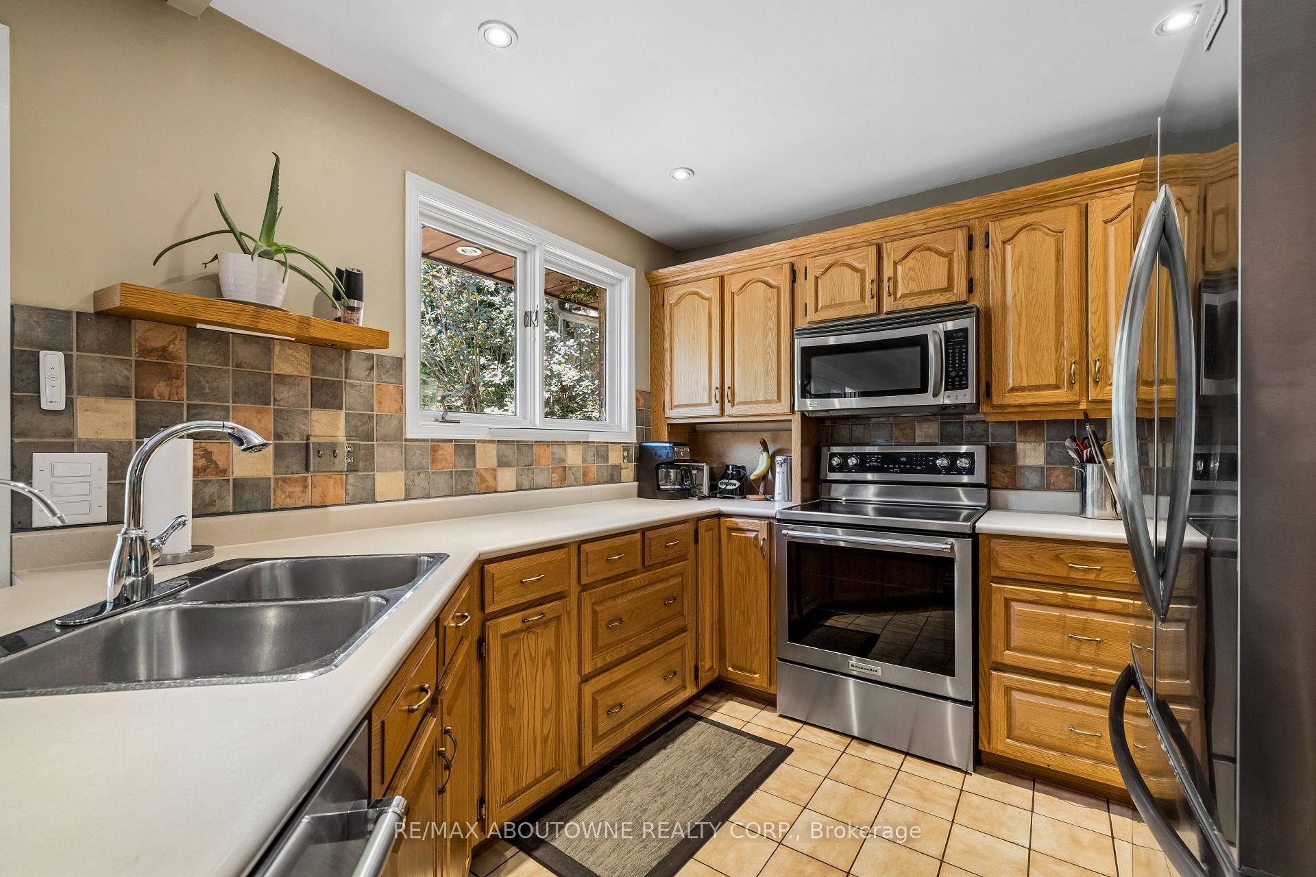 Photo 16 of 2285 Dunedin Road, Oakville, Ford — HOMEH