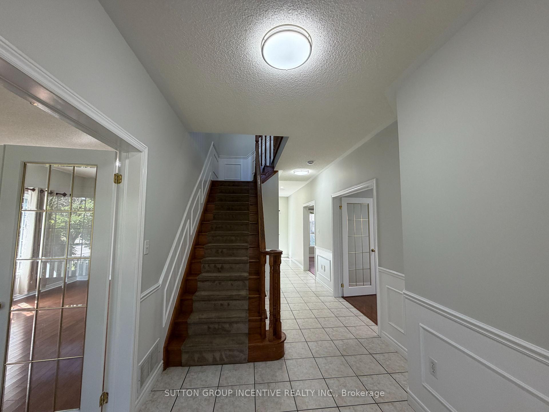 Photo 5 of 1 Buman Court, Barrie, South Shore — HOMEH
