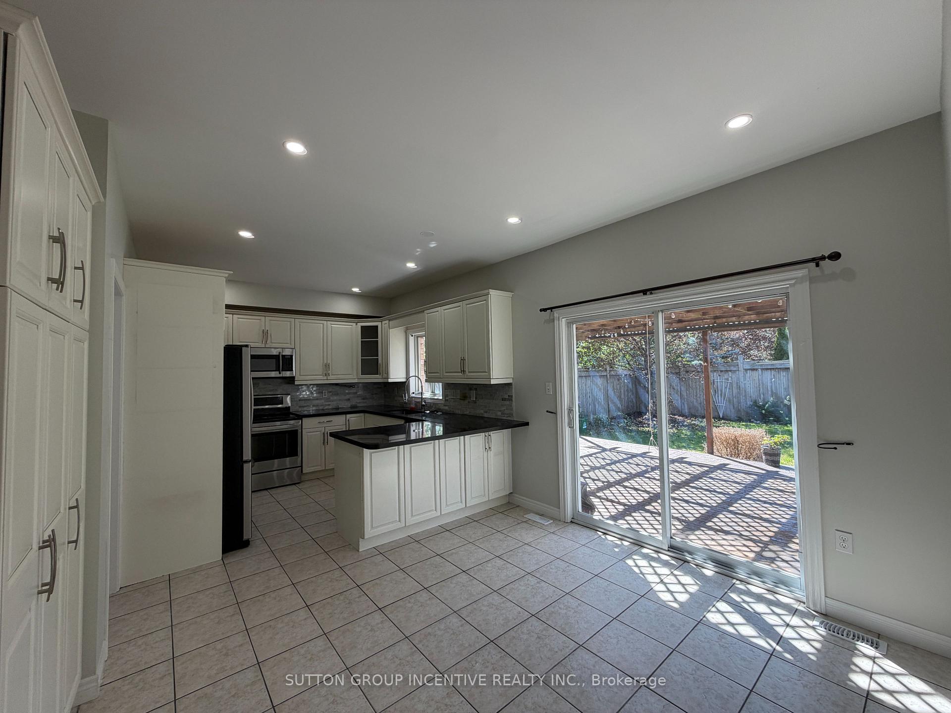 Photo 10 of 1 Buman Court, Barrie, South Shore — HOMEH