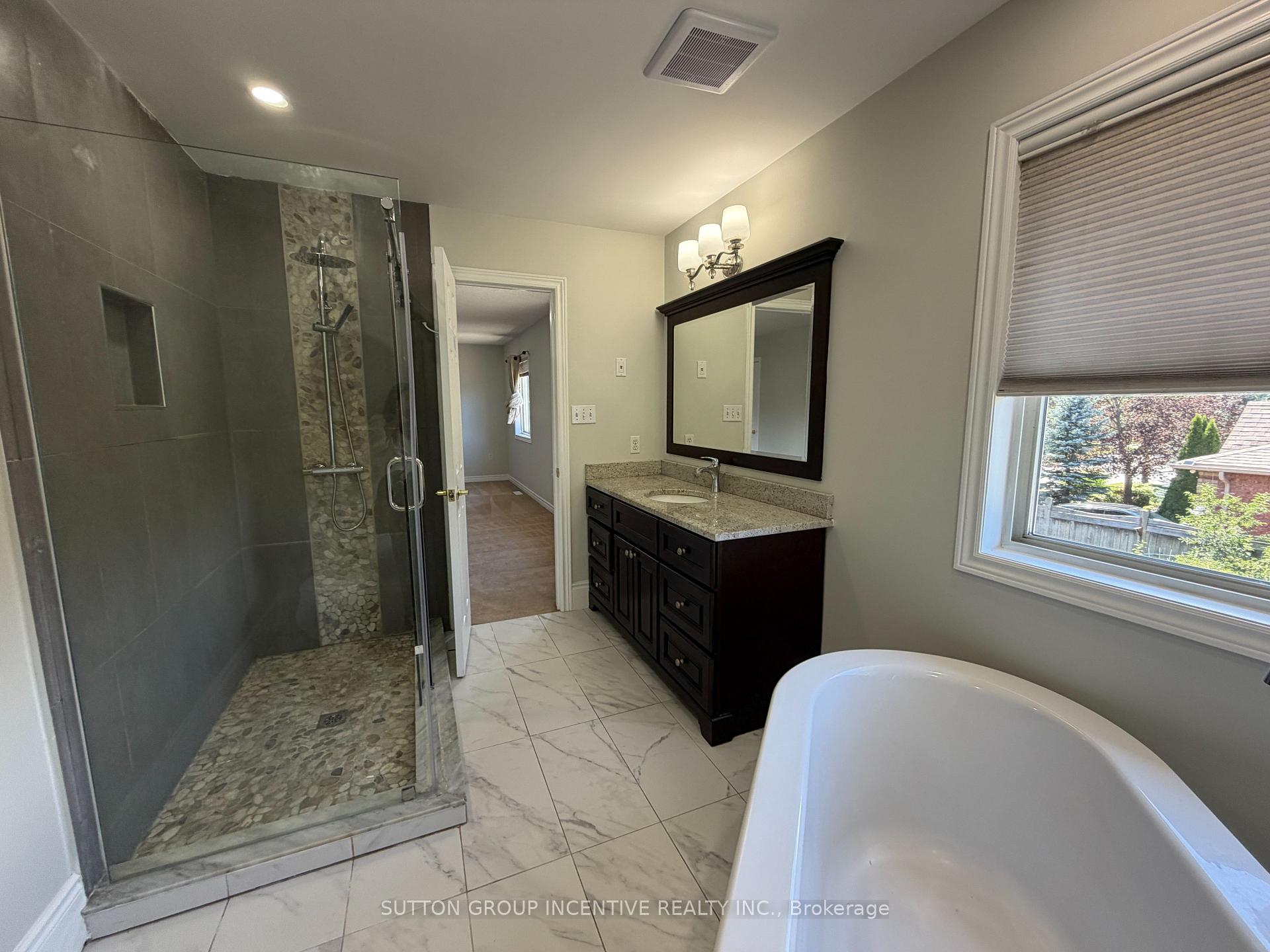 Photo 17 of 1 Buman Court, Barrie, South Shore — HOMEH