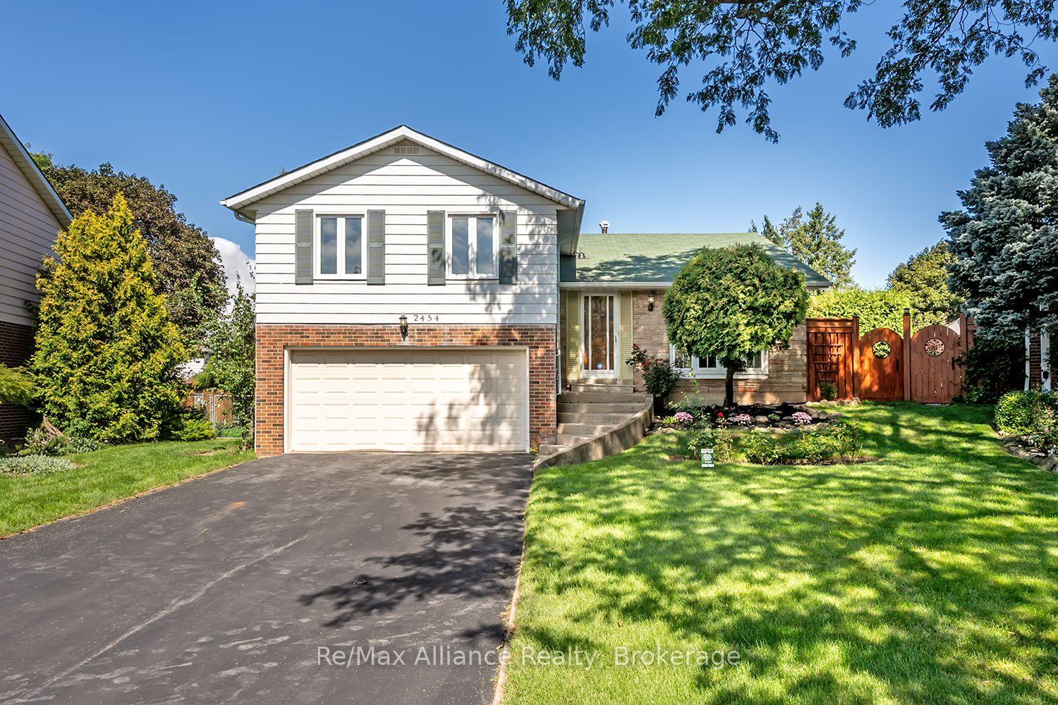 Photo 1 of 2454 Woking Crescent, Mississauga, Sheridan — HOMEH