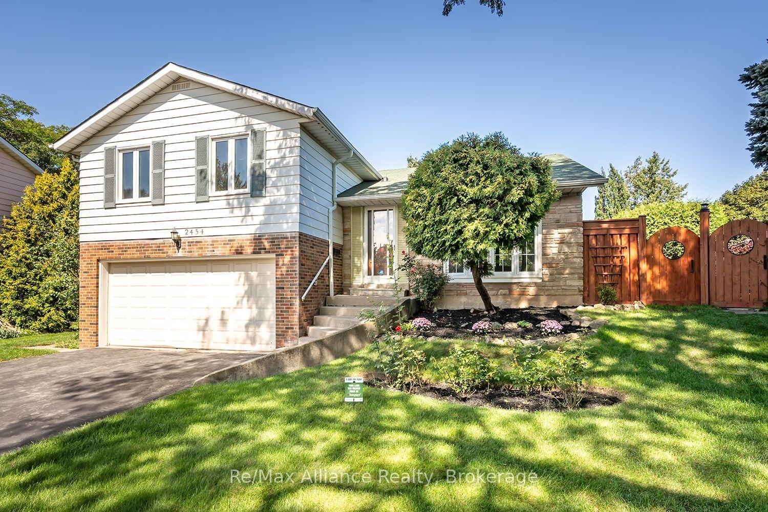 Photo 2 of 2454 Woking Crescent, Mississauga, Sheridan — HOMEH