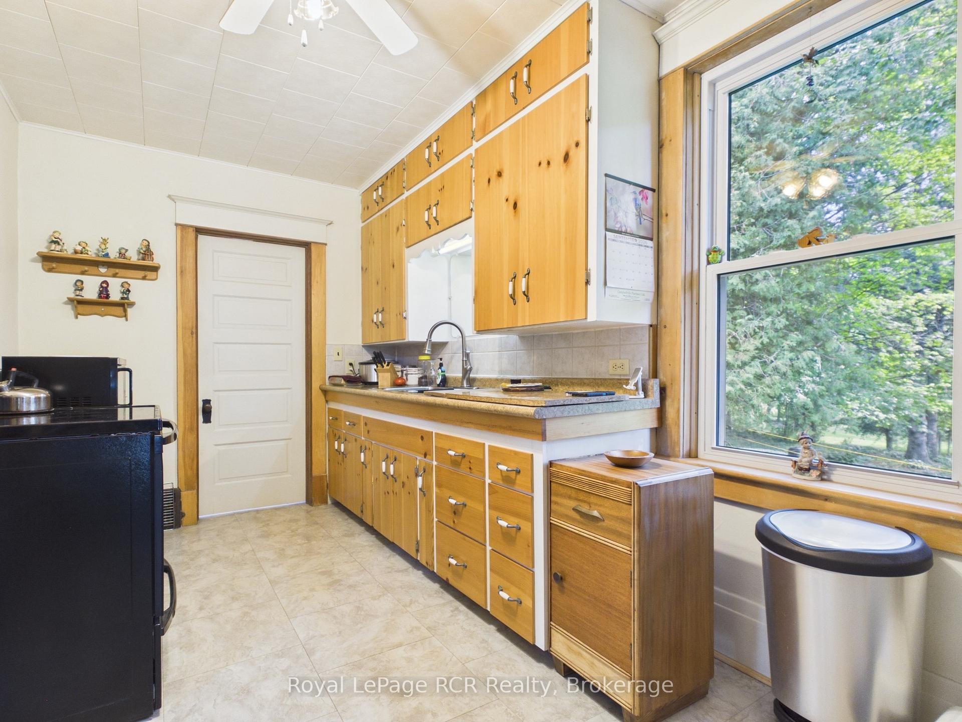 Photo 6 of 565 Havelock Street, Huron-Kinloss, Lucknow — HOMEH