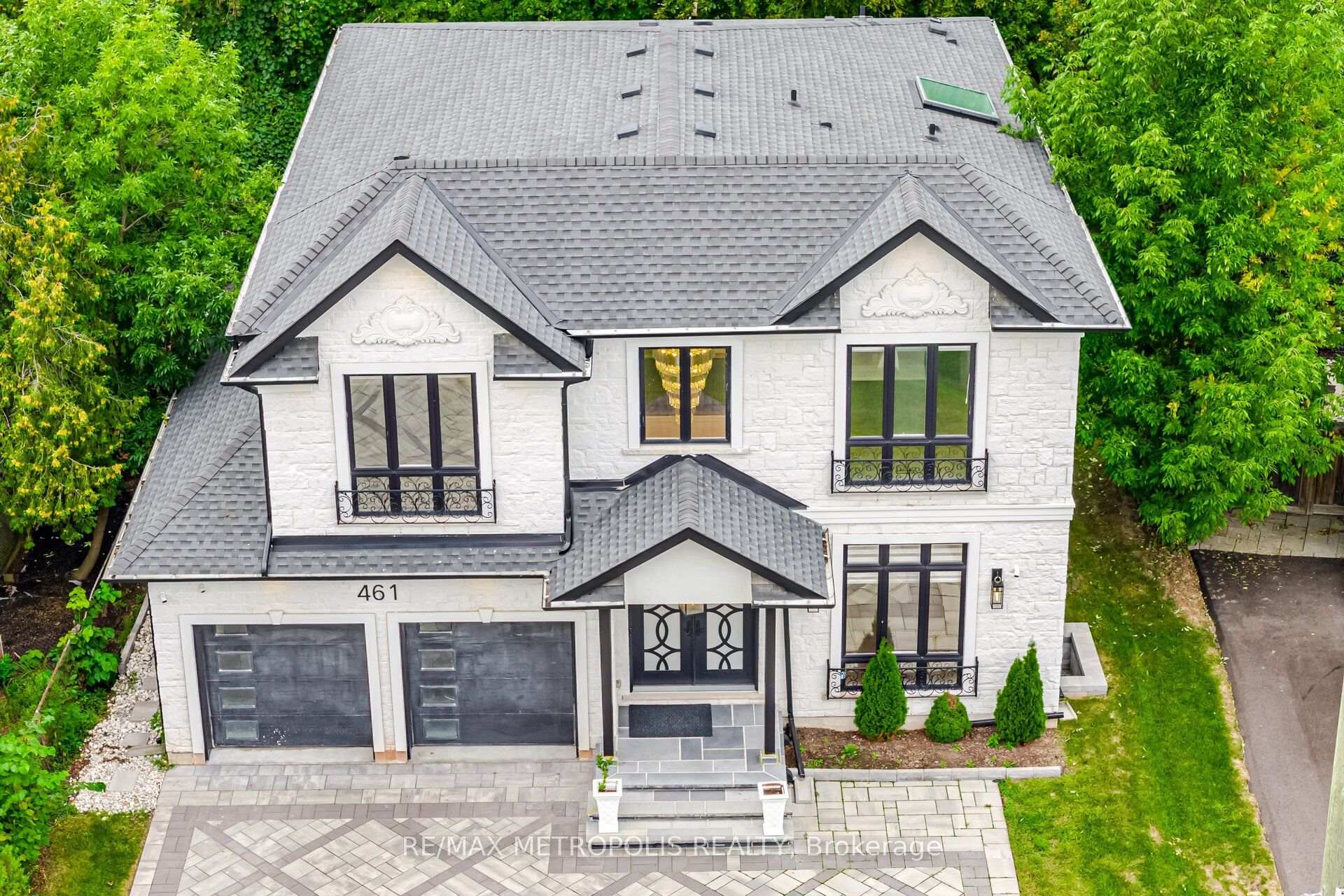 Front of 461 Sandlewood Rd N