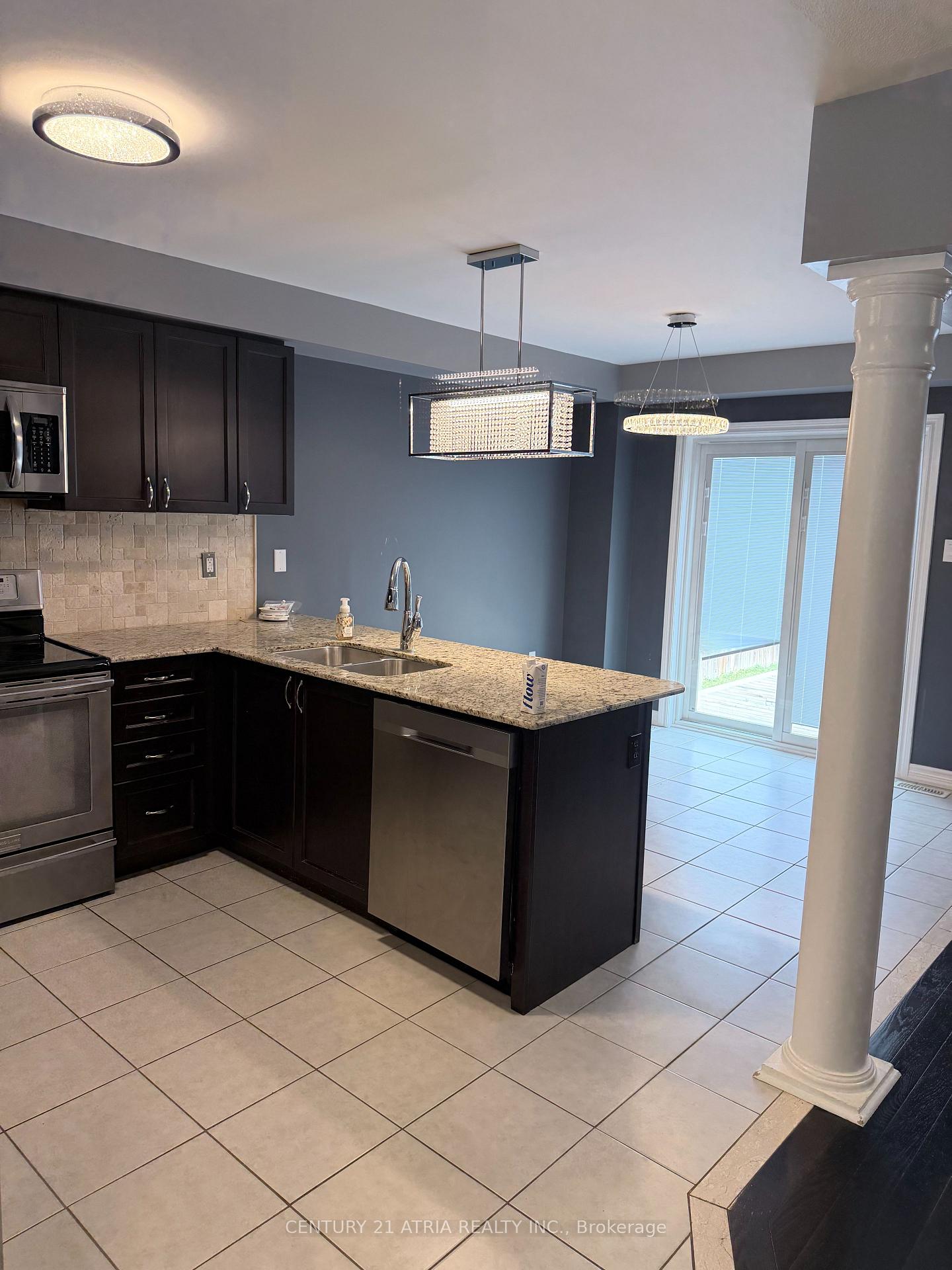 Photo 4 of 43 Redfern Crescent, Clarington, Bowmanville — HOMEH