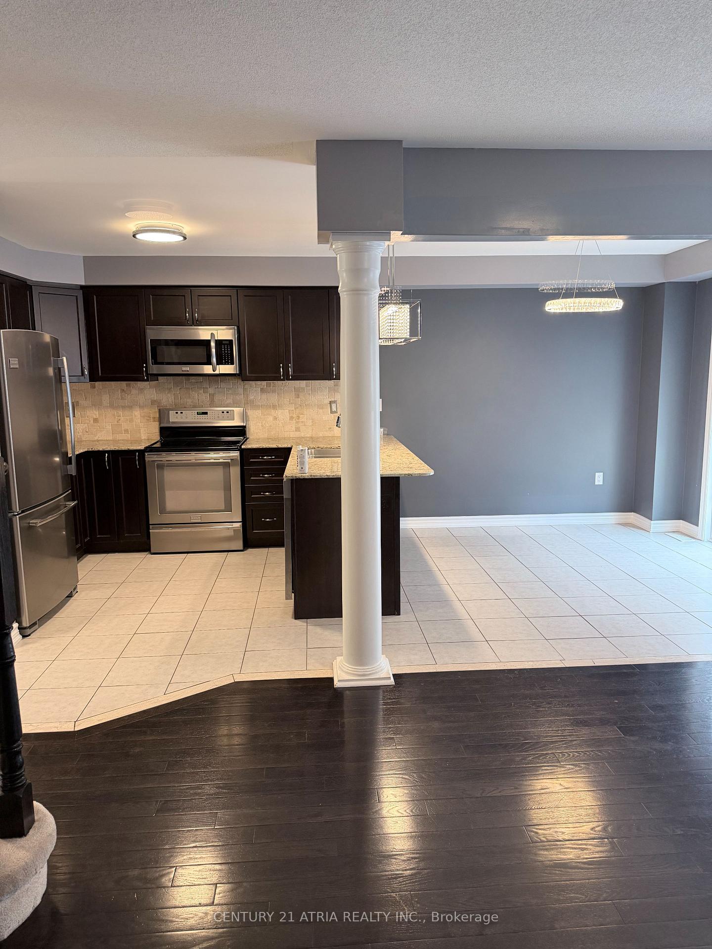 Photo 5 of 43 Redfern Crescent, Clarington, Bowmanville — HOMEH