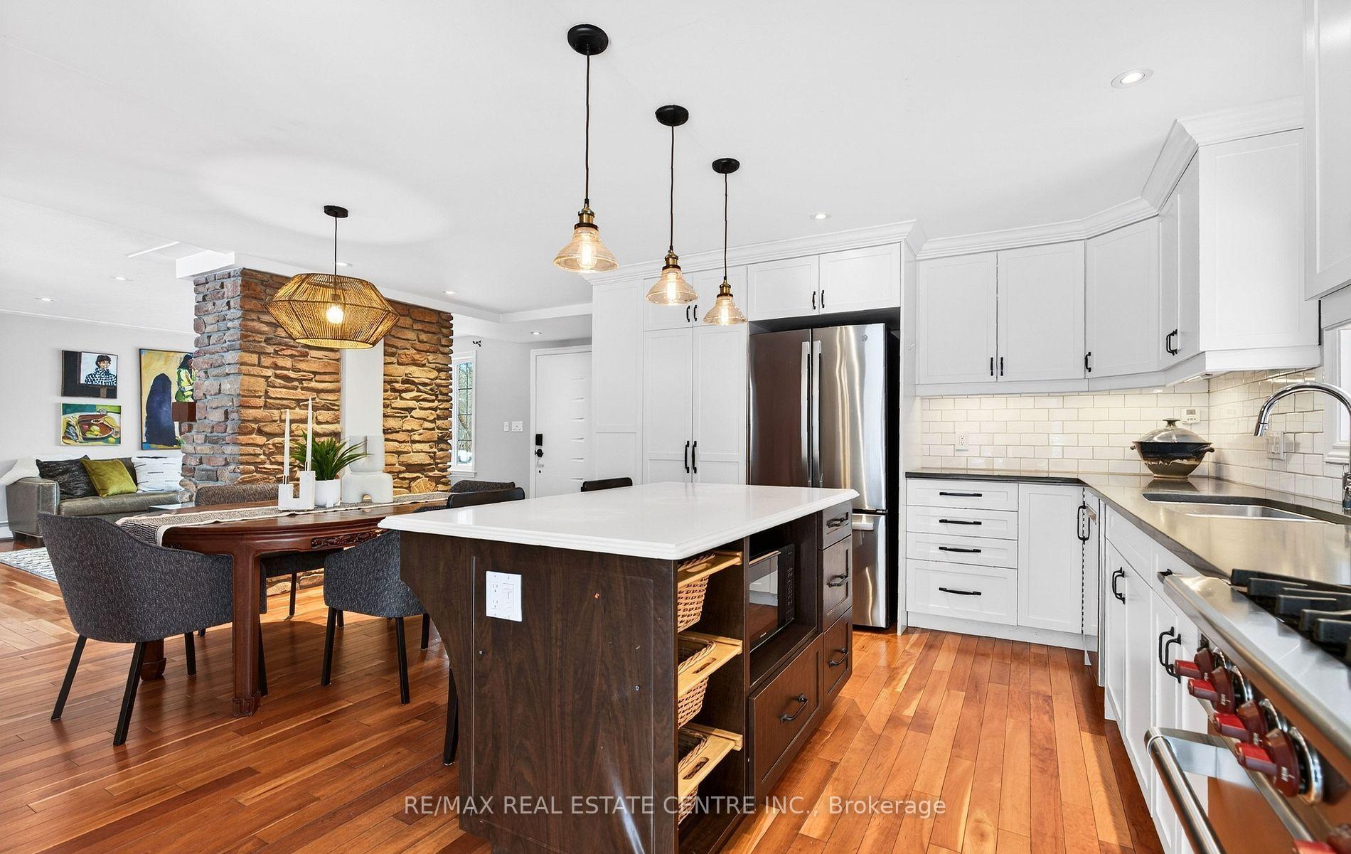 Photo 4 of 582 Cedar Avenue, Burlington, LaSalle — HOMEH