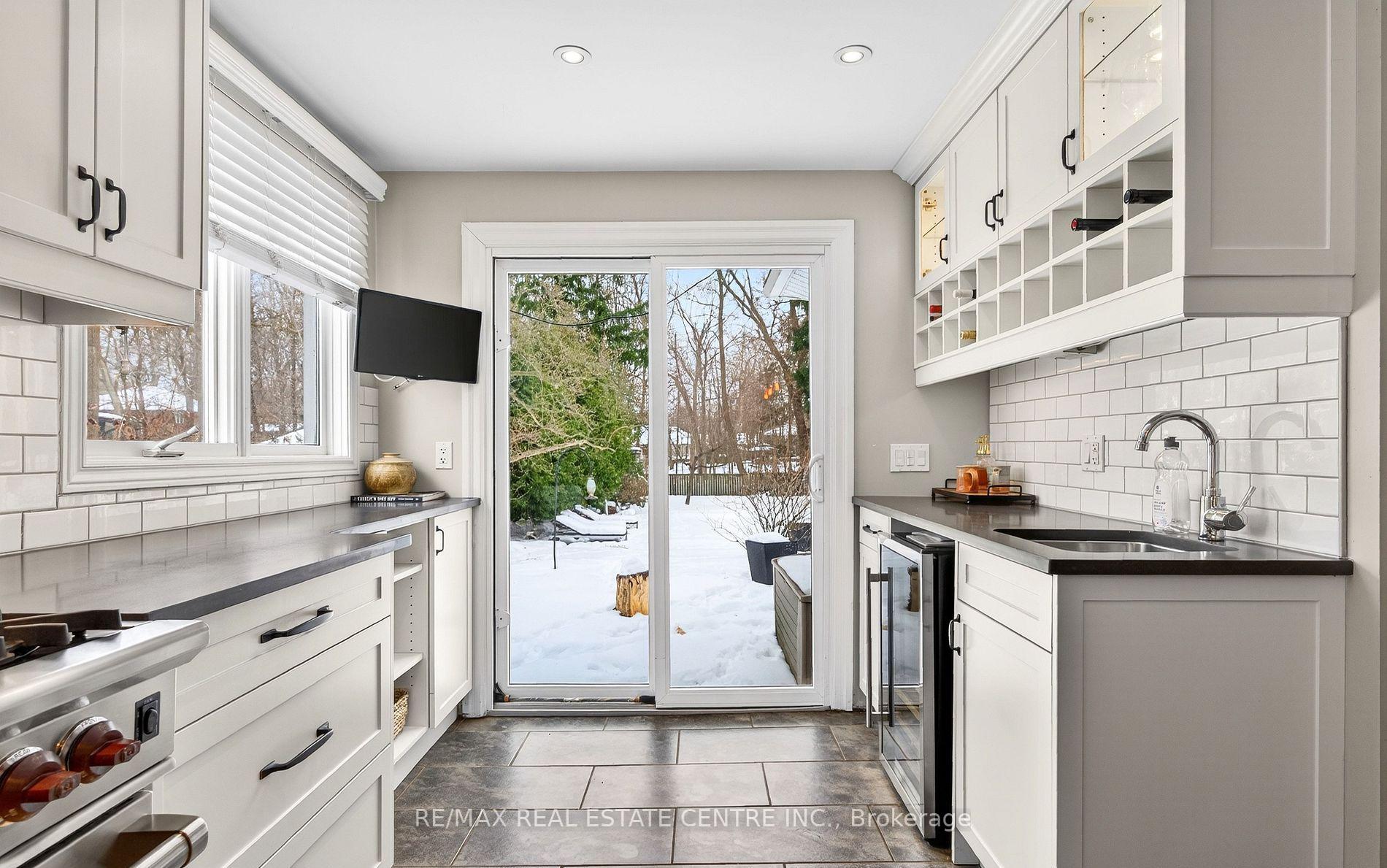 Photo 5 of 582 Cedar Avenue, Burlington, LaSalle — HOMEH