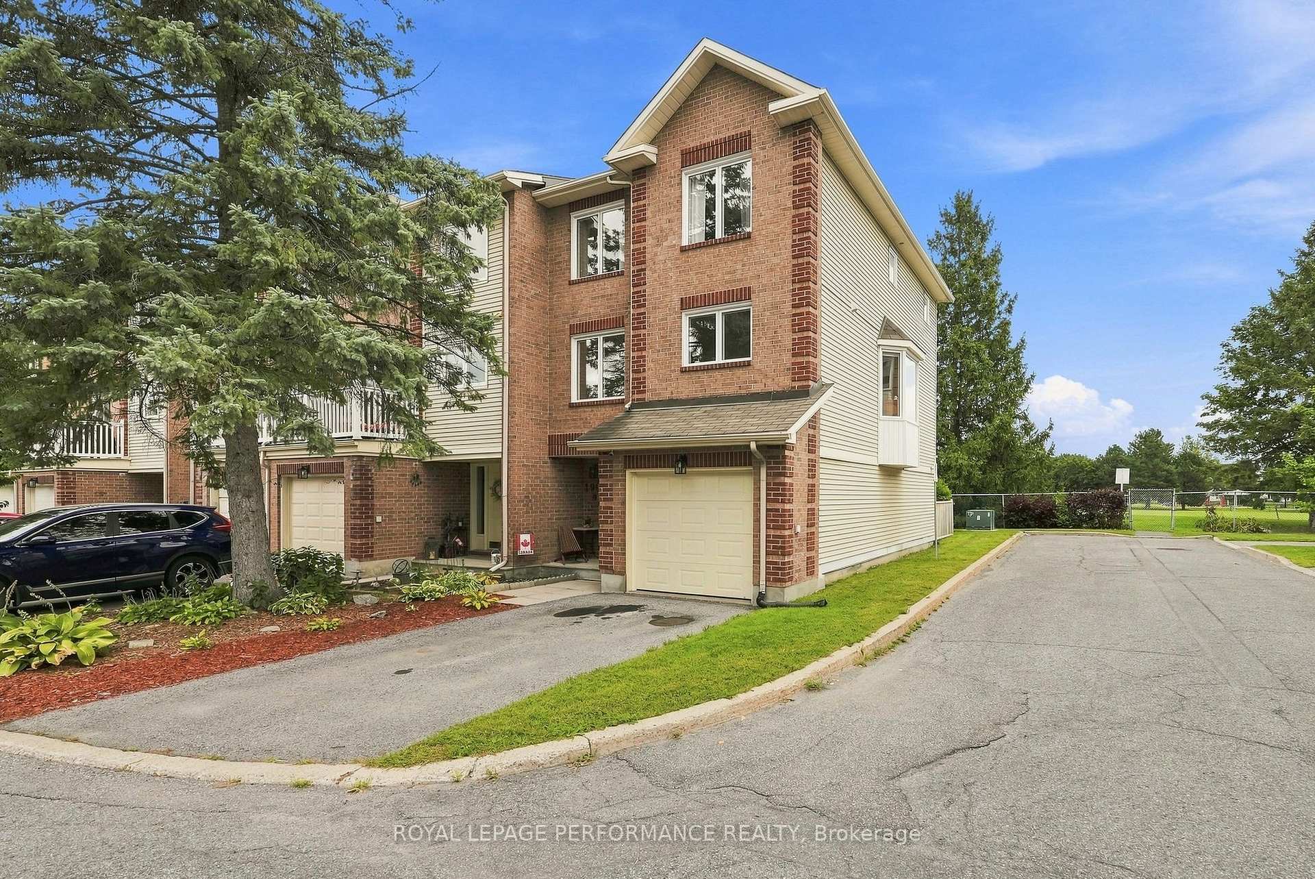 Photo of 1992 Summerfields Crescent