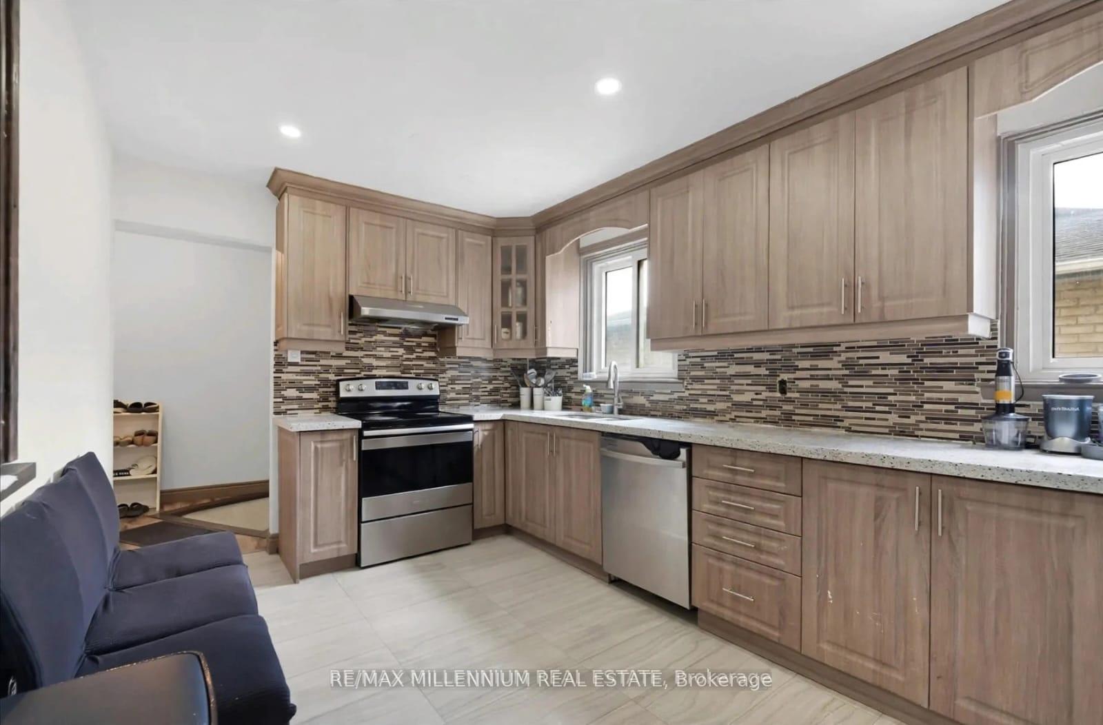 Photo 3 of 26 Talbot Street, Brampton, Bram West — HOMEH