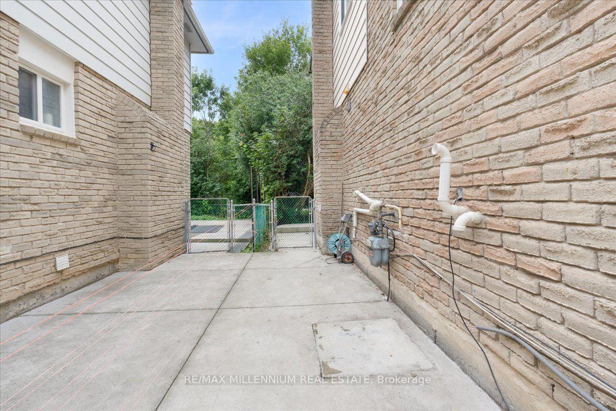 Photo 27 of 26 Talbot Street, Brampton, Bram West — HOMEH