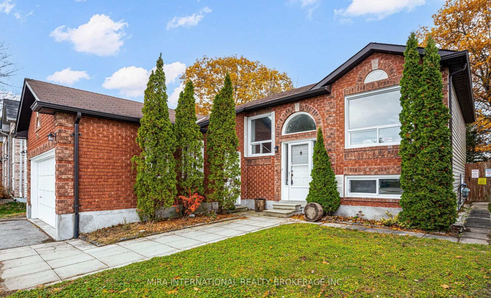 Photo 2 of 25 Leo Boulevard, Wasaga Beach — HOMEH