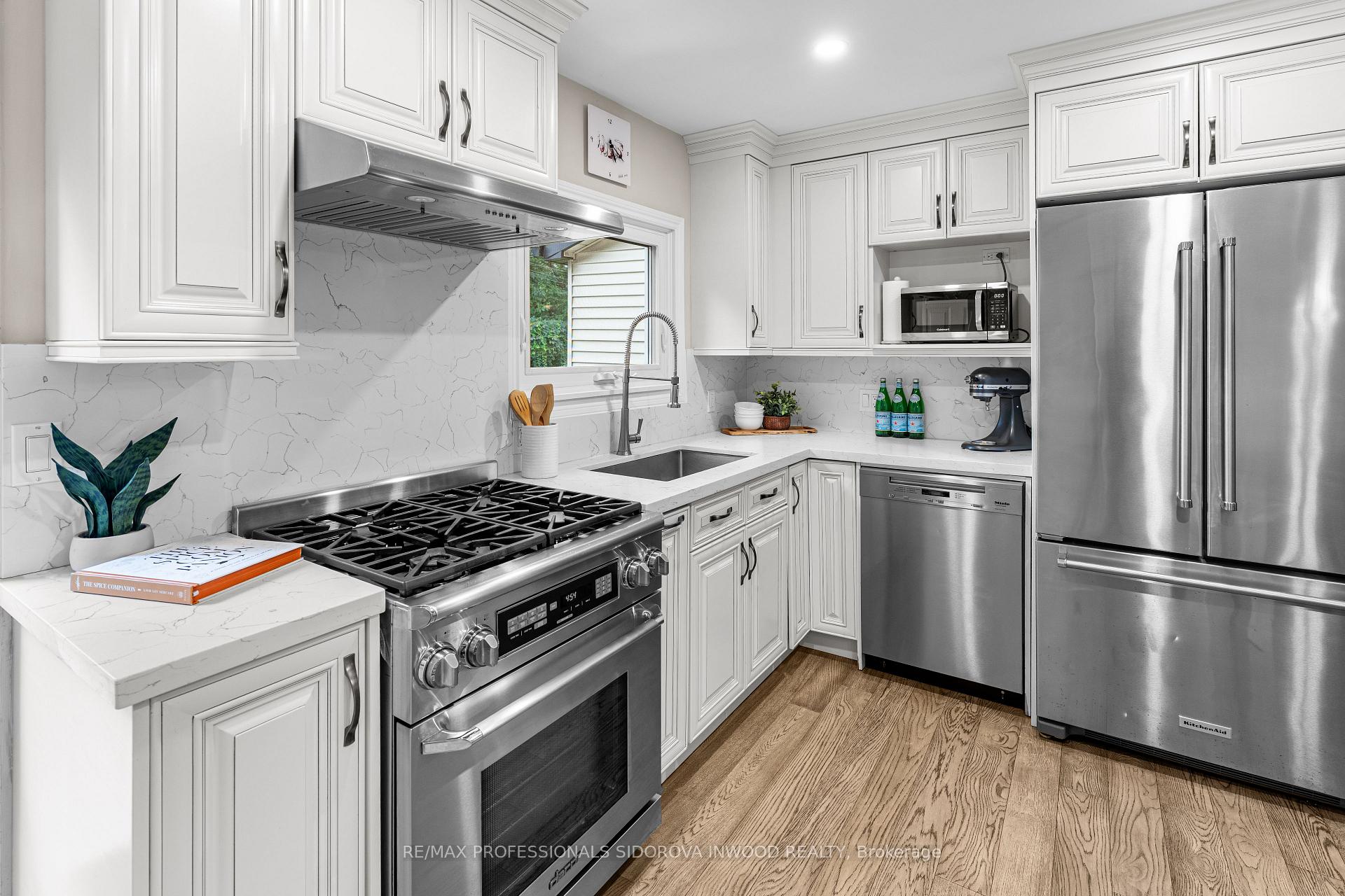 Photo 9 of 19 Harshaw Avenue, Toronto, Lambton Baby Point — HOMEH