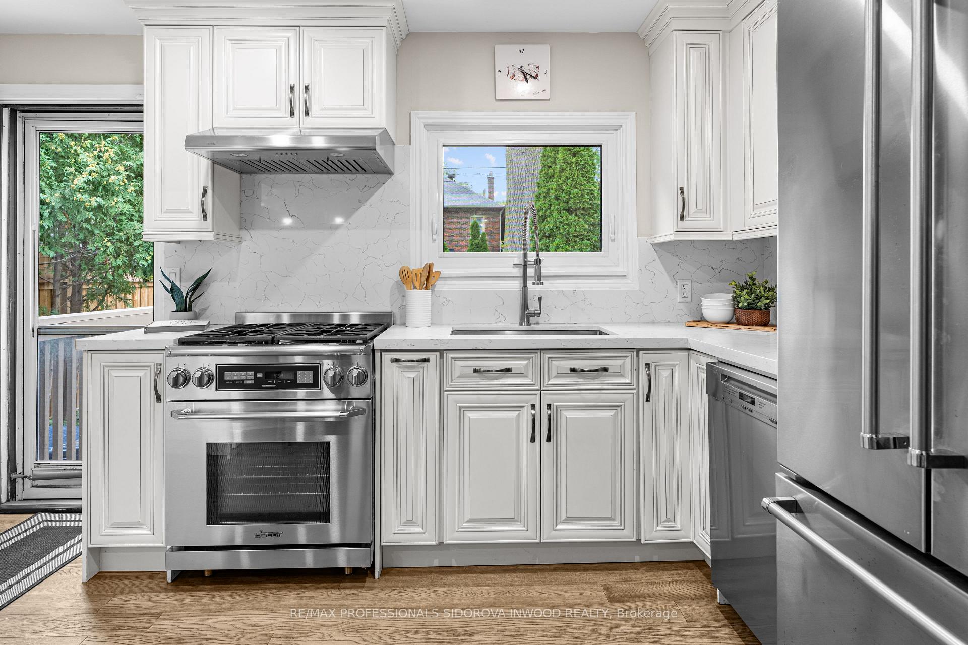 Photo 10 of 19 Harshaw Avenue, Toronto, Lambton Baby Point — HOMEH