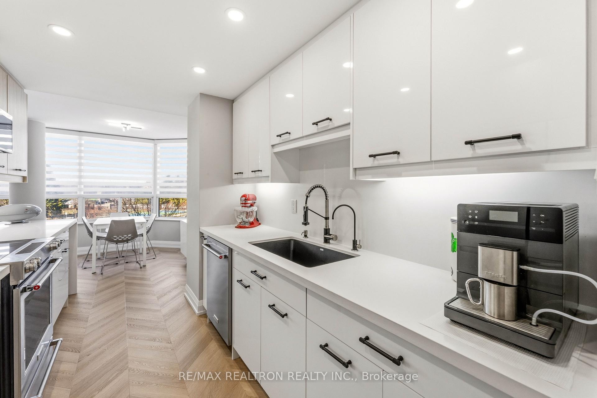 Photo 11 of Unit 312, 11 Townsgate Drive, Vaughan, Crestwood-Springfarm-Yorkhill — HOMEH