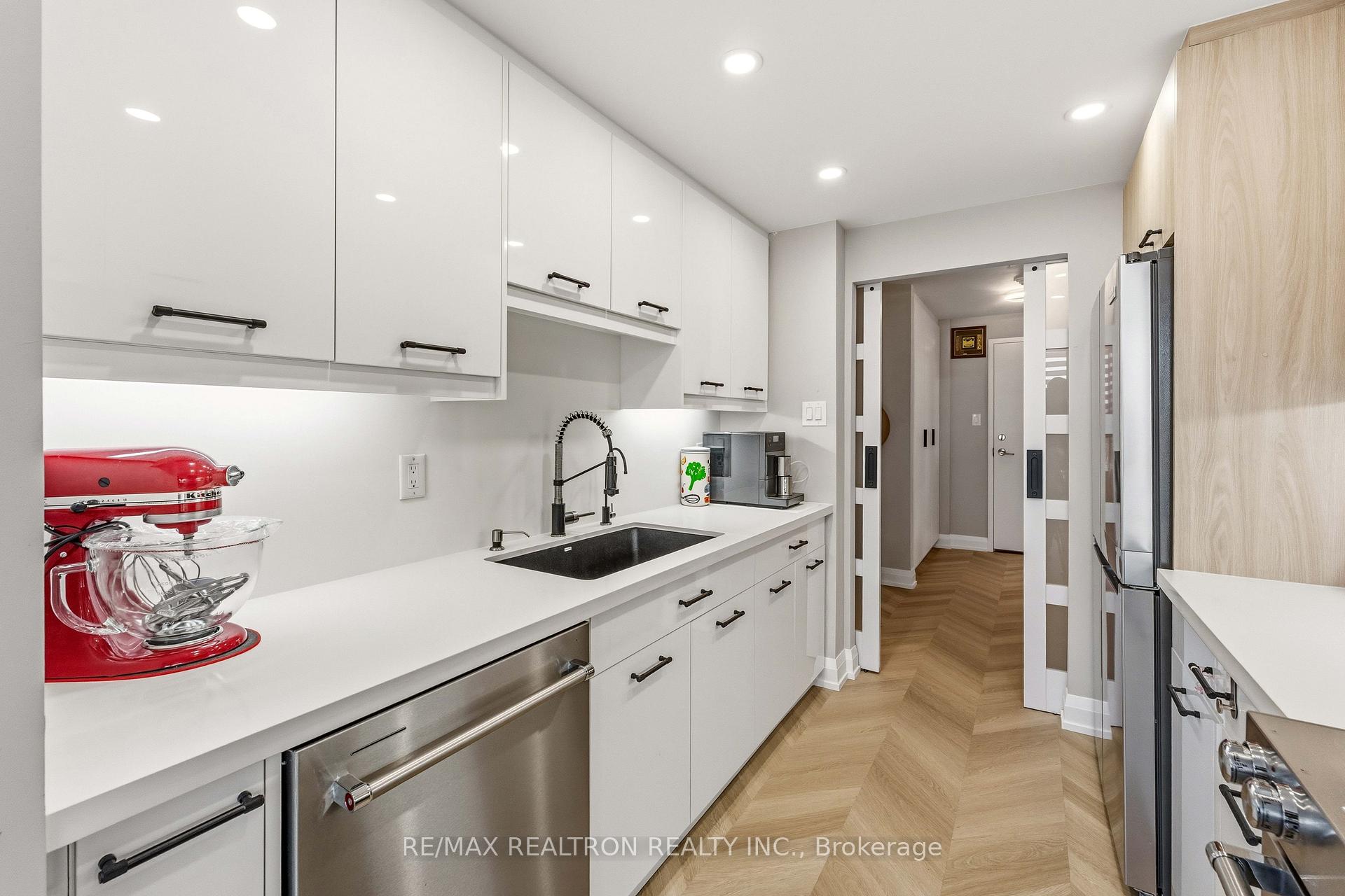 Photo 13 of Unit 312, 11 Townsgate Drive, Vaughan, Crestwood-Springfarm-Yorkhill — HOMEH