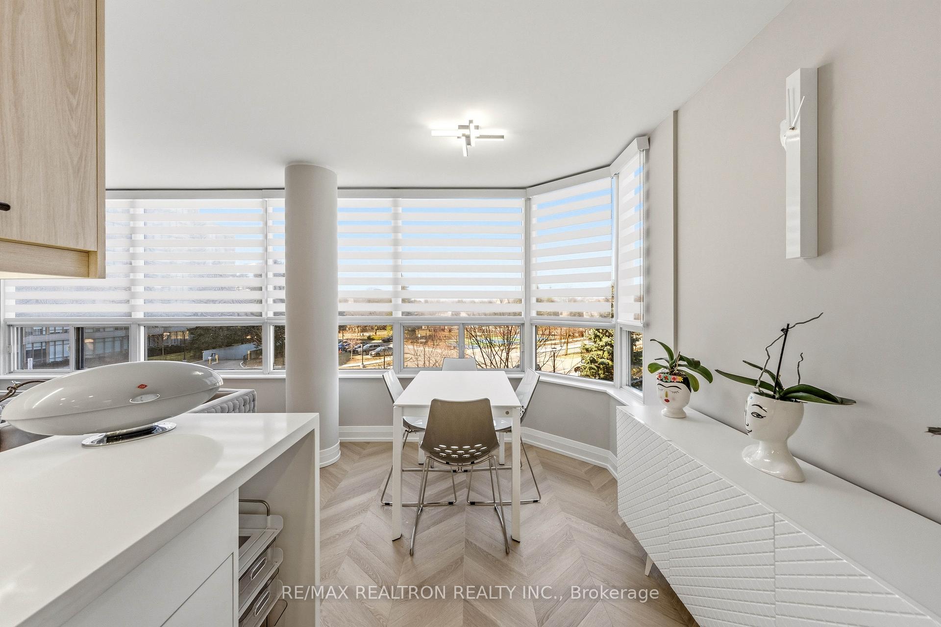 Photo 14 of Unit 312, 11 Townsgate Drive, Vaughan, Crestwood-Springfarm-Yorkhill — HOMEH