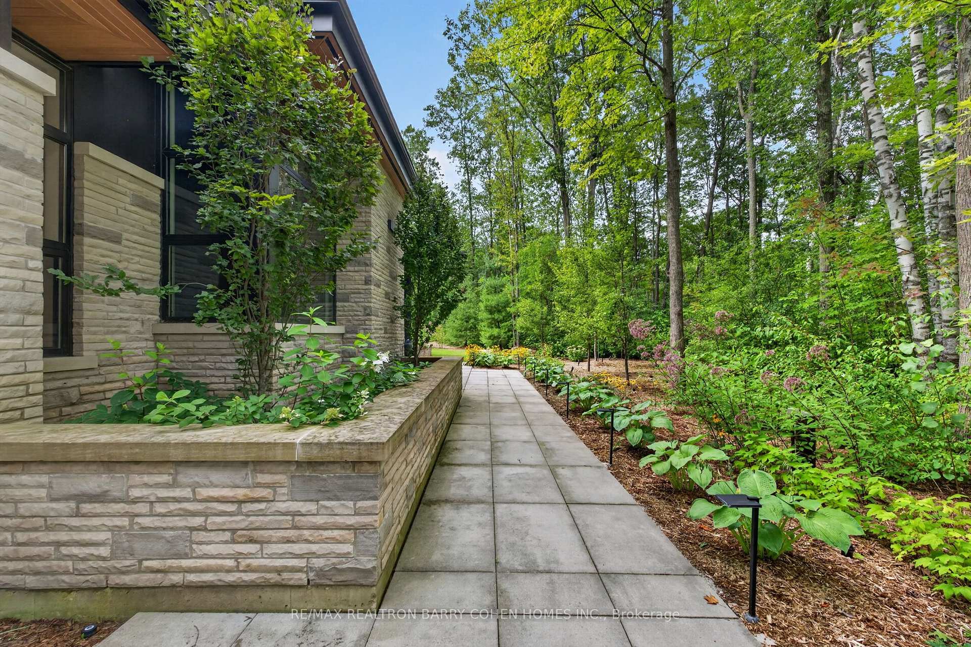 Photo 4 of 10 Trailwood Crescent, Richmond Hill, Rural Richmond Hill — HOMEH