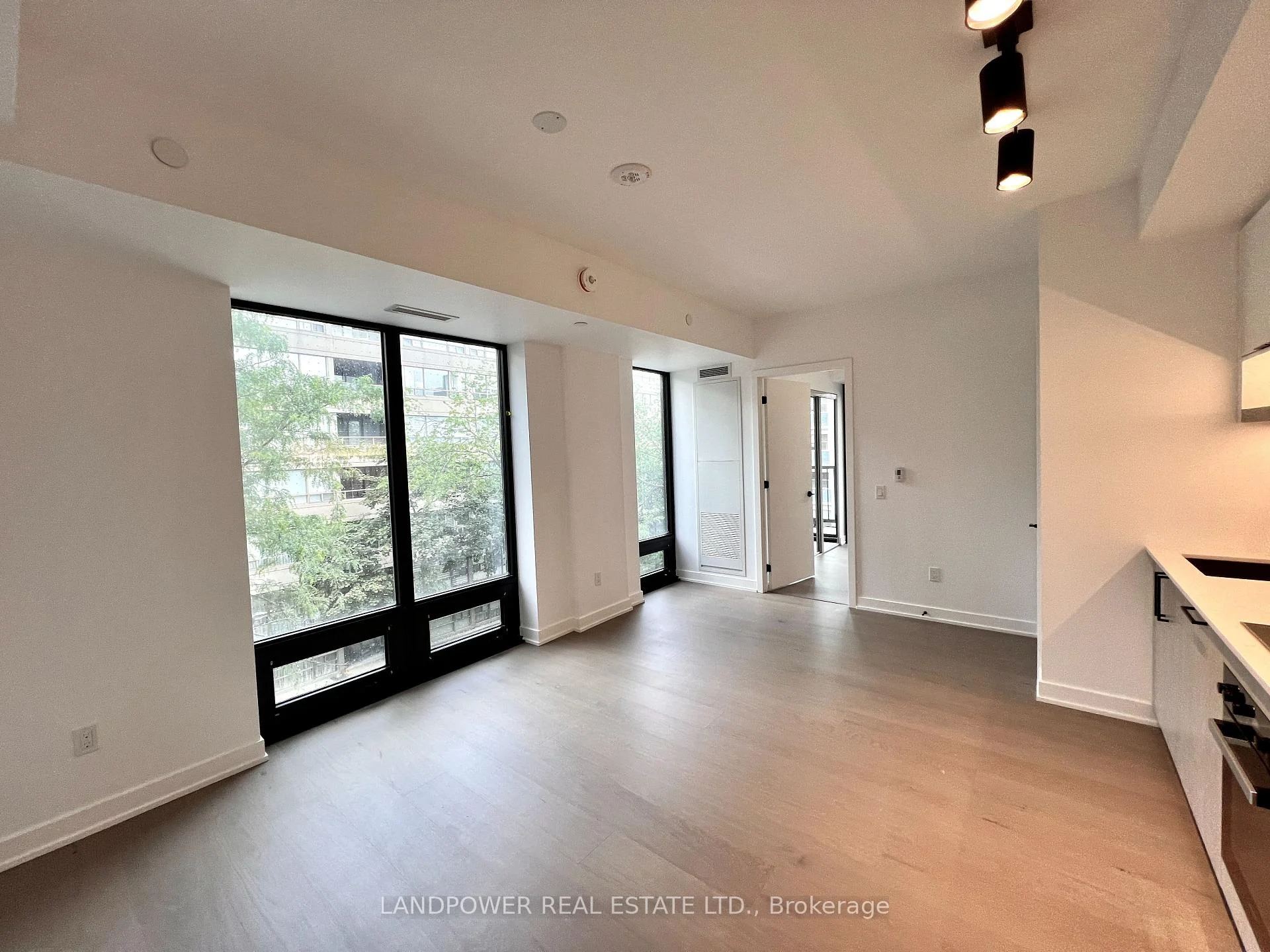 Photo 8 of Unit 915, 89 Montclair Avenue, Toronto, Forest Hill South — HOMEH
