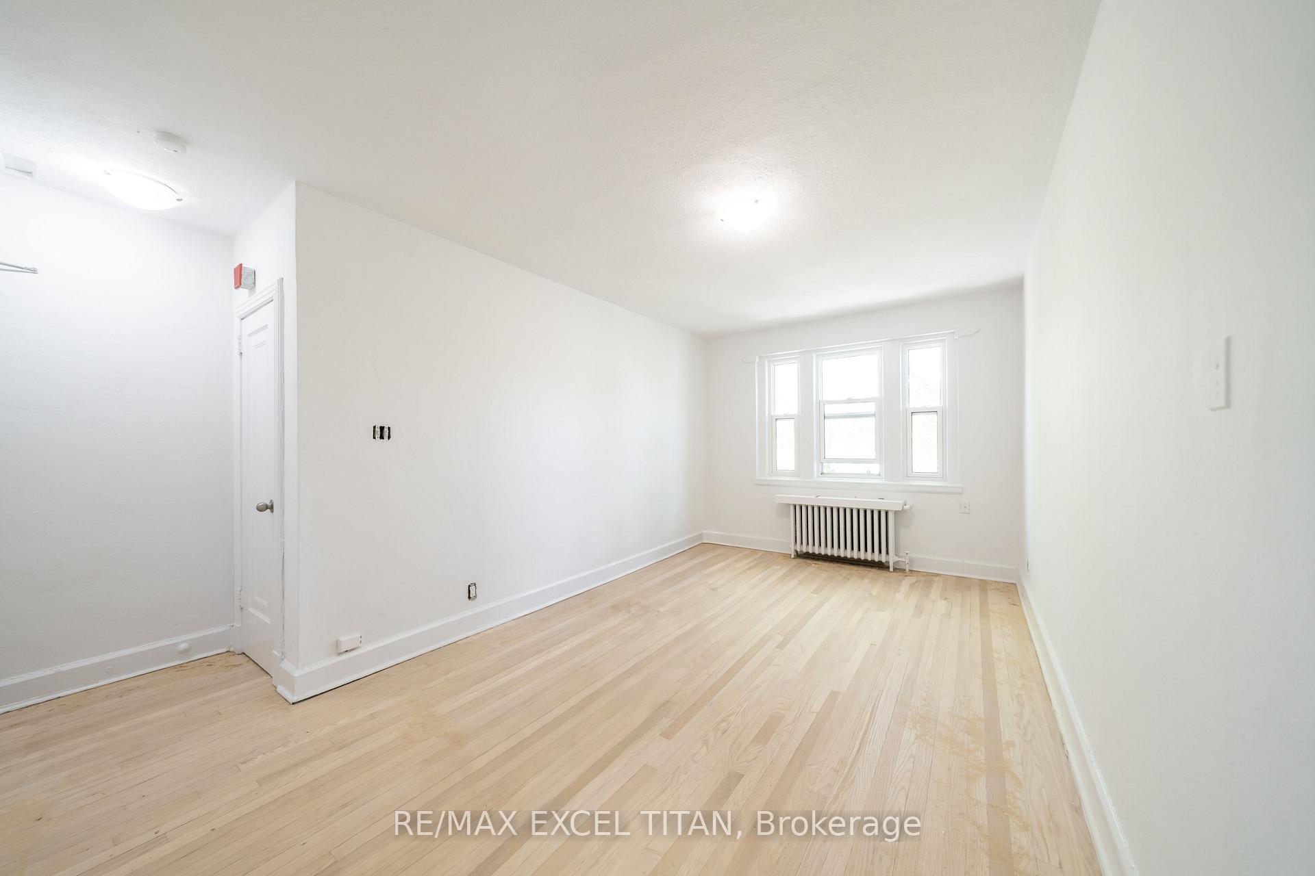 Photo 6 of Unit 4, 1 Mallory Gardens, Toronto, Yonge-St. Clair — HOMEH