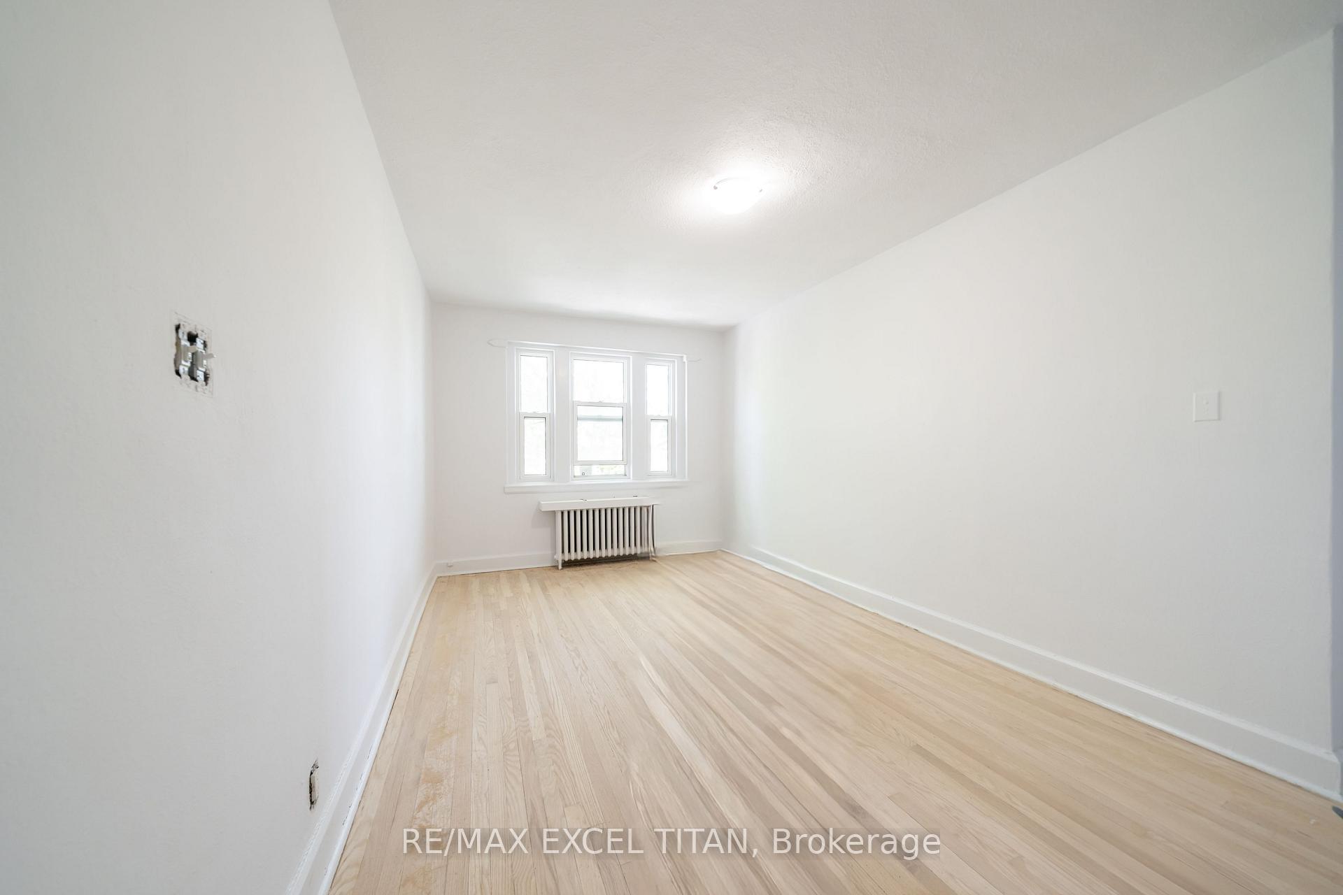 Photo 7 of Unit 4, 1 Mallory Gardens, Toronto, Yonge-St. Clair — HOMEH
