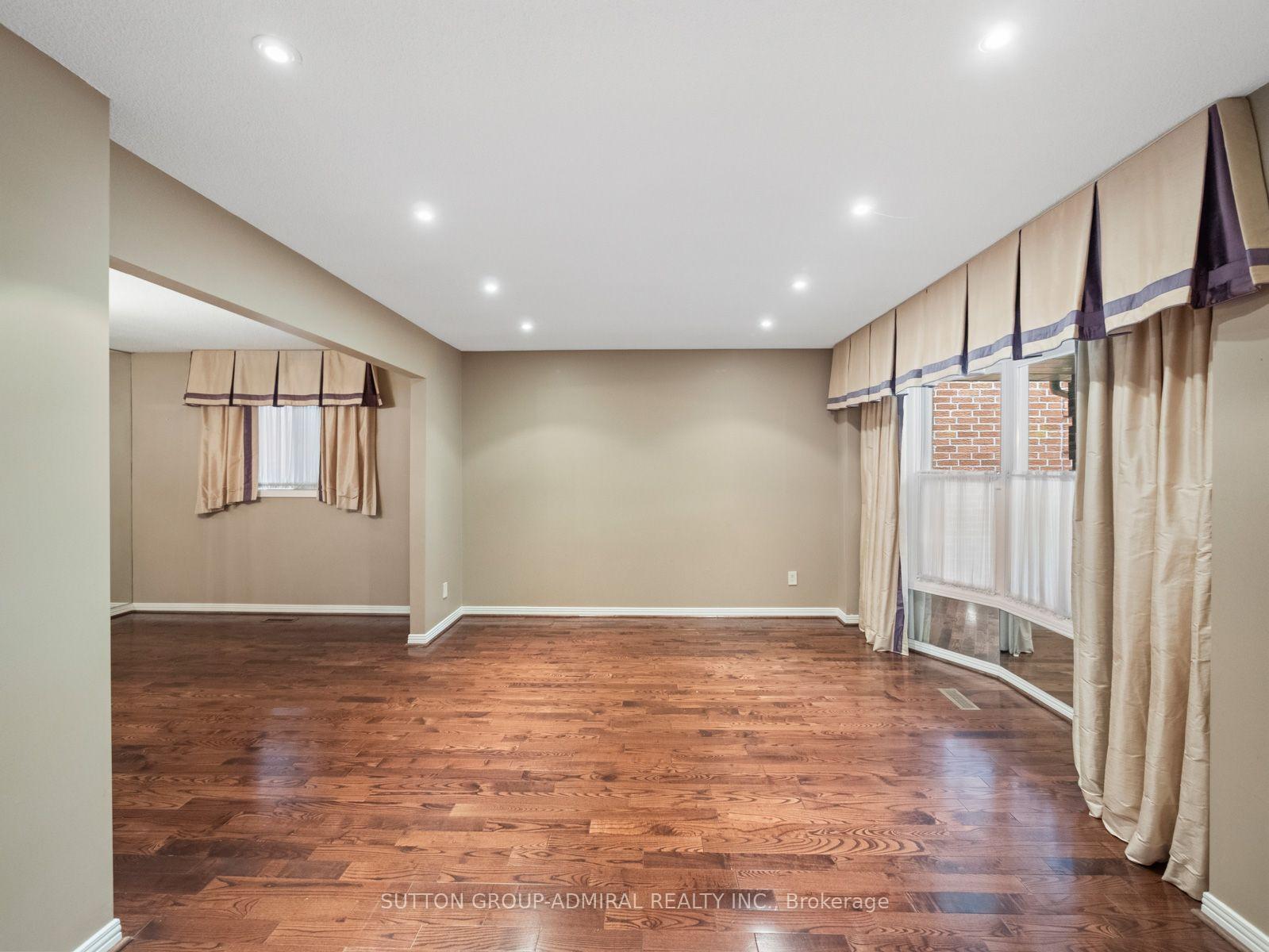 Photo 13 of 19 Jessica Gardens, Vaughan, Crestwood-Springfarm-Yorkhill — HOMEH