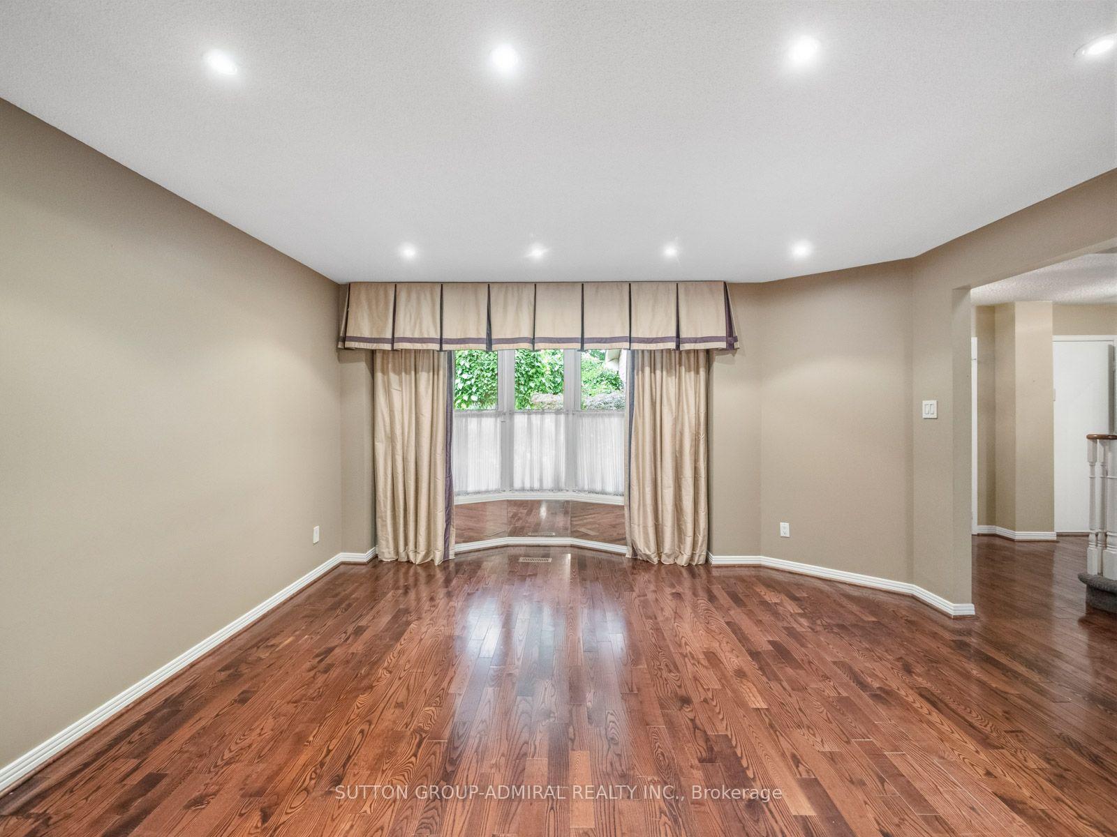 Photo 14 of 19 Jessica Gardens, Vaughan, Crestwood-Springfarm-Yorkhill — HOMEH